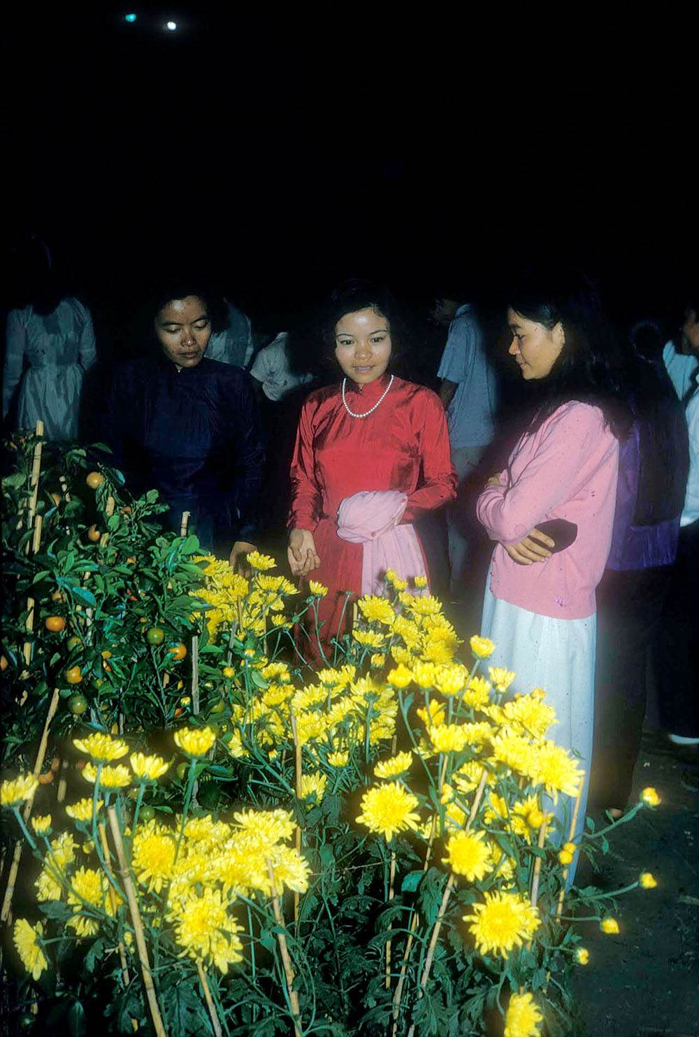 cho hoa tet xua nguyen hue - Thời trang Tết Việt thế kỷ 20, ông bà ta cũng rất “bắt trend”