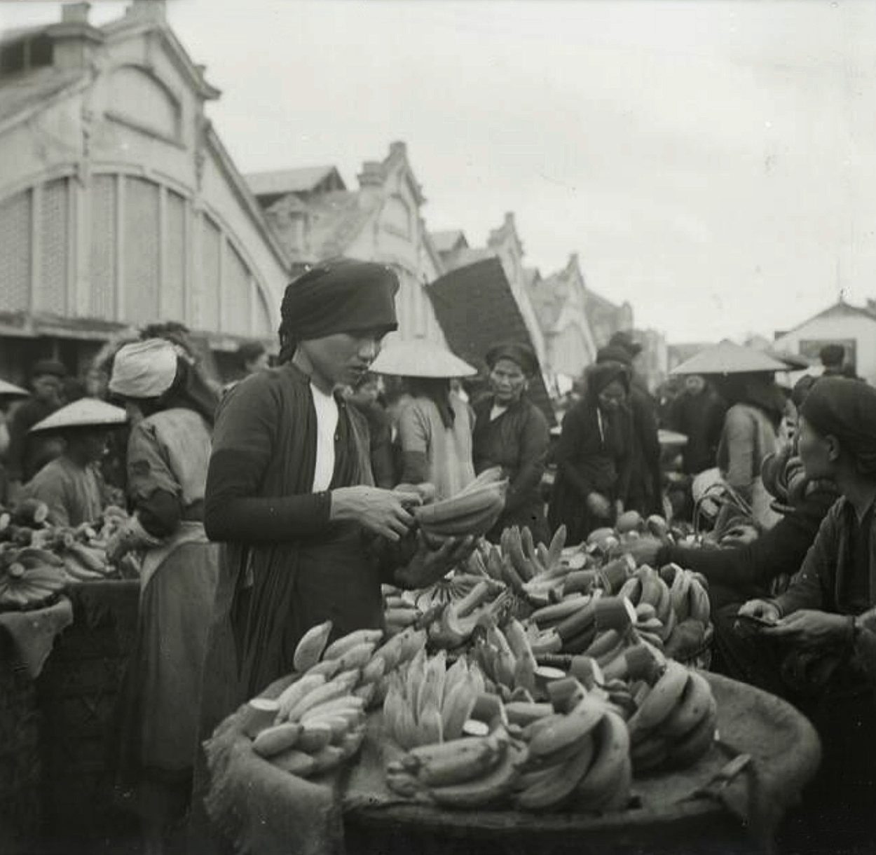 phụ nữ đi chợ tết xưa