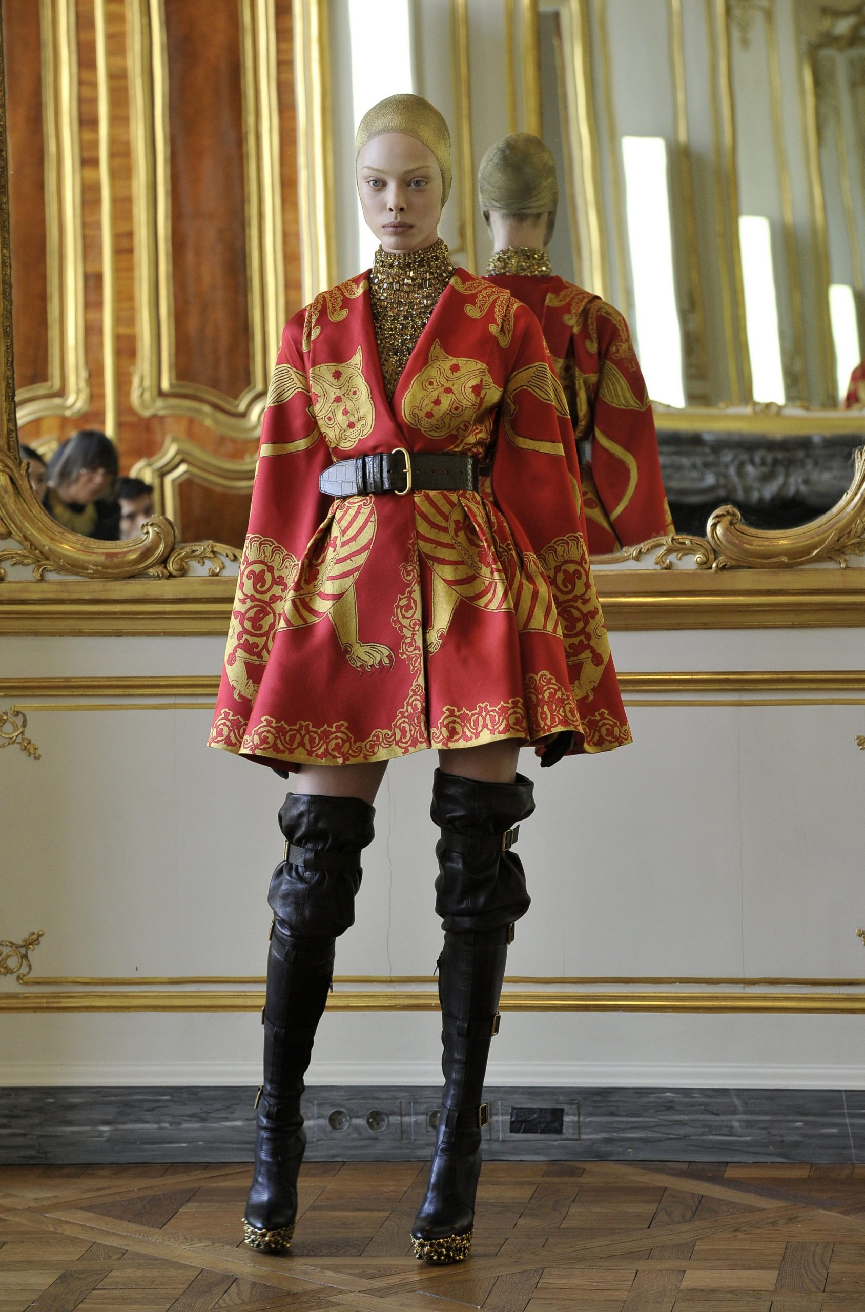 Con hổ nhưng không phải năm hổ và những dấu ấn của “chúa sơn lâm” trên sàn catwalk AlexanderMcQueen thu dong 2010 rtw scaled - Con hổ nhưng không phải năm hổ và những dấu ấn của “chúa sơn lâm” trên sàn catwalk