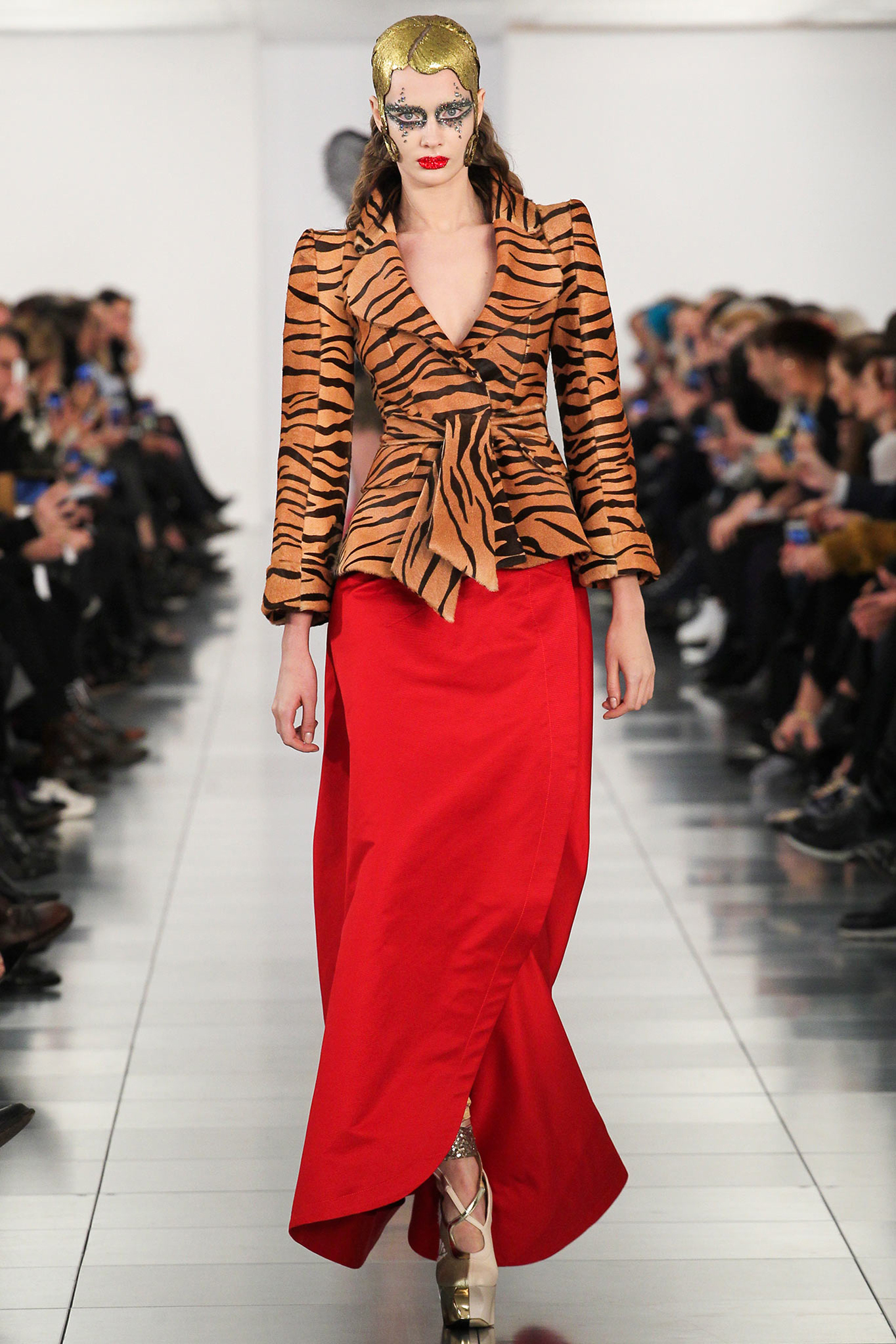 Margiela haute couture 2015 - Con hổ nhưng không phải năm hổ và những dấu ấn của “chúa sơn lâm” trên sàn catwalk
