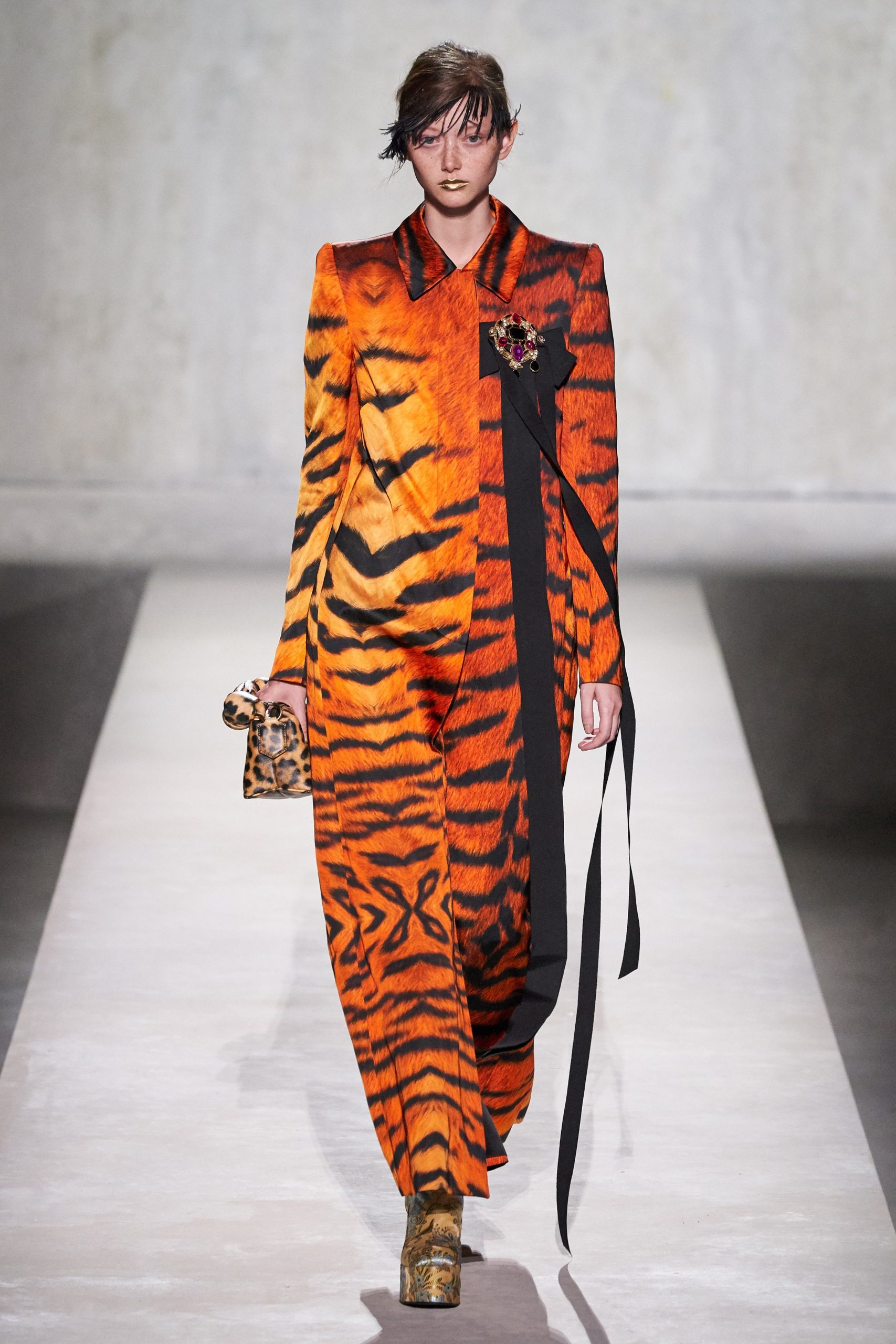 Con hổ nhưng không phải năm hổ và những dấu ấn của “chúa sơn lâm” trên sàn catwalk dries van noten xuan he scaled - Con hổ nhưng không phải năm hổ và những dấu ấn của “chúa sơn lâm” trên sàn catwalk