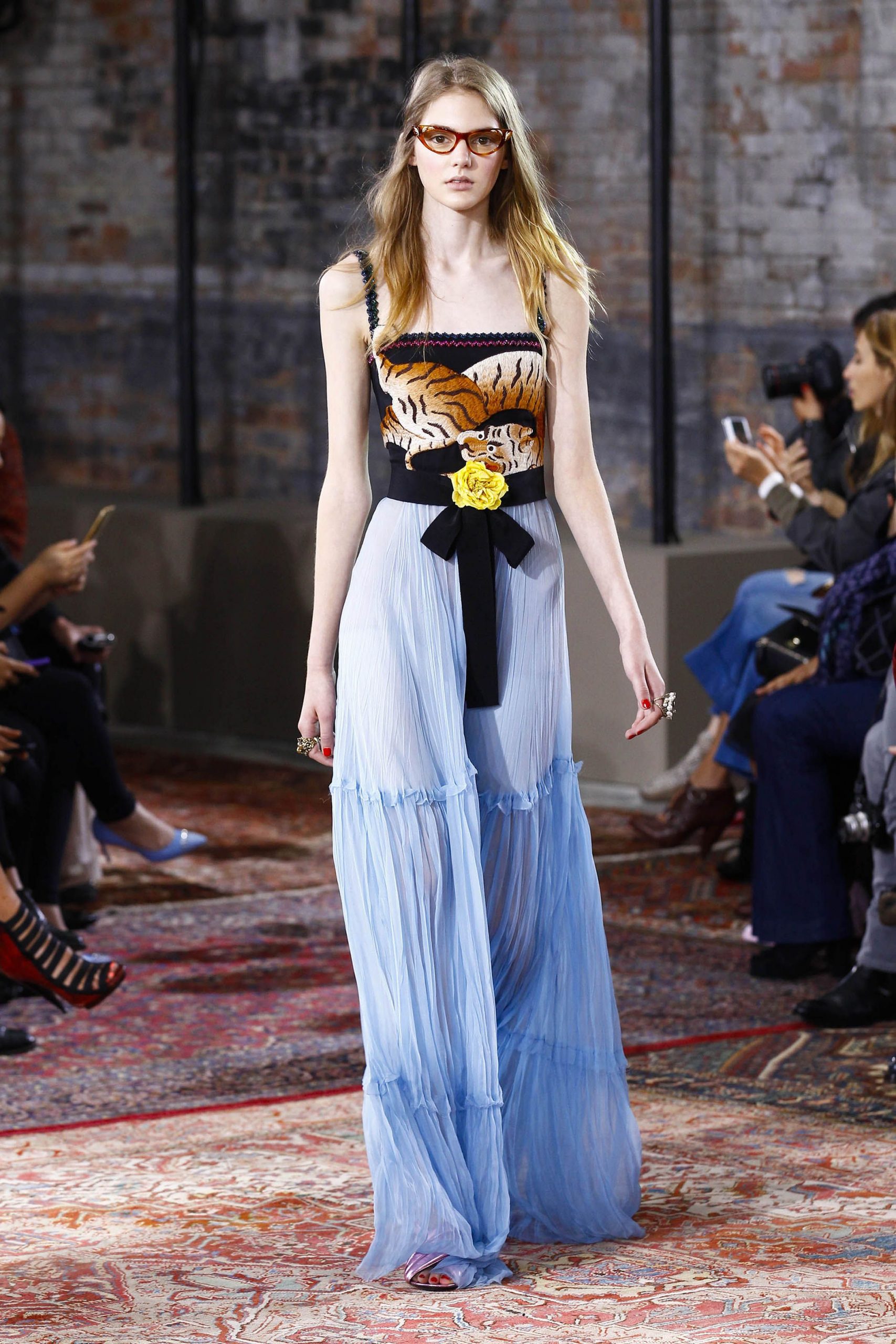 Con hổ nhưng không phải năm hổ và những dấu ấn của “chúa sơn lâm” trên sàn catwalk gucci resort 2016 scaled - Con hổ nhưng không phải năm hổ và những dấu ấn của “chúa sơn lâm” trên sàn catwalk