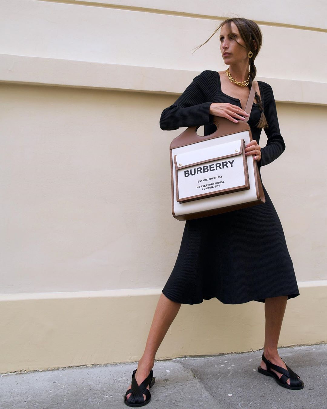 chloe harrouche burberry pocket bag instagram 1 - “Take note” 10 chiếc túi xách tiện lợi và sang trọng hàng đầu cho cô nàng công sở