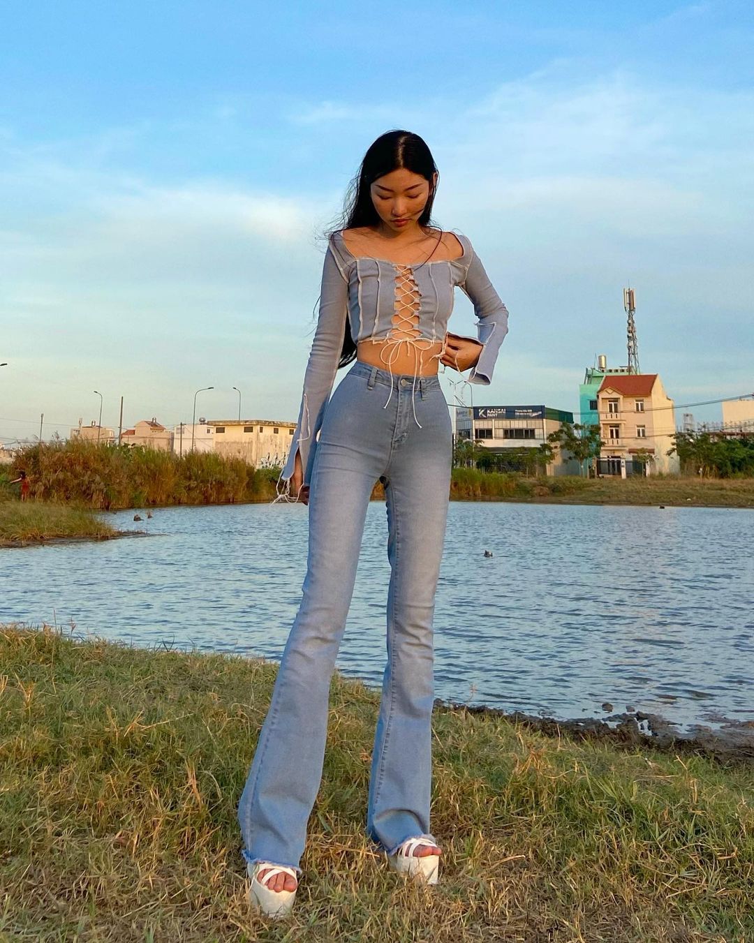 quần denim phong cách Y2K