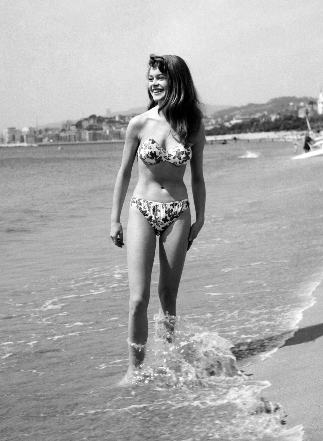 Mỗi ngày, bạn đều mặc 5 cuộc tranh cãi đình đám nhất làng thời trang lich su bikini - Mỗi ngày, bạn đều mặc 5 cuộc tranh cãi đình đám nhất làng thời trang