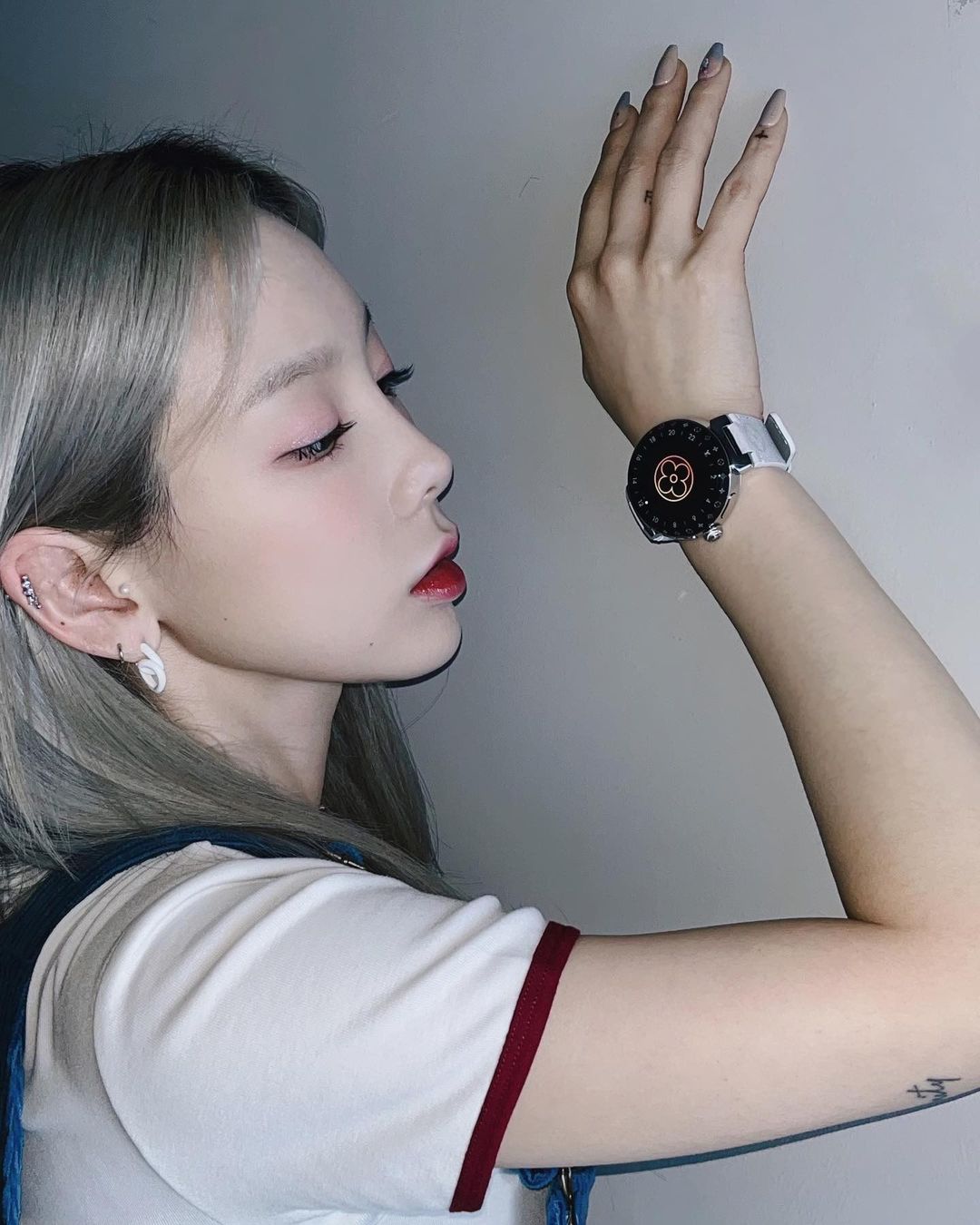taeyeon đeo đồng hồ công nghệ LV