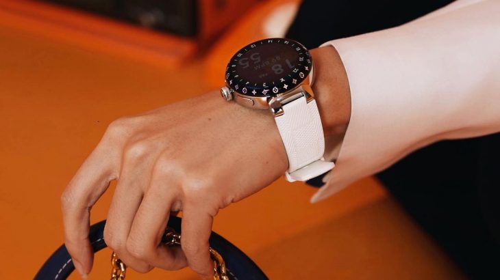 Haute Horlogerie – Đỉnh cao chế tác của những chiếc đồng hồ mang dòng máu quý tộc smartwatch LV tambour yuyuzhangzou 1 730x410 - Haute Horlogerie – Đỉnh cao chế tác của những chiếc đồng hồ mang dòng máu quý tộc