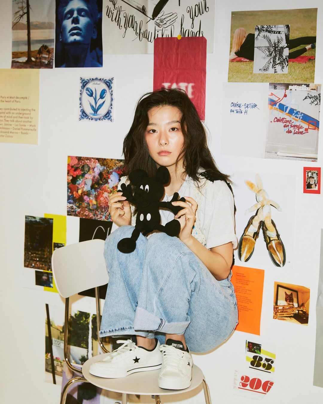 red velvet seulgi đi giày converse star màu trắng