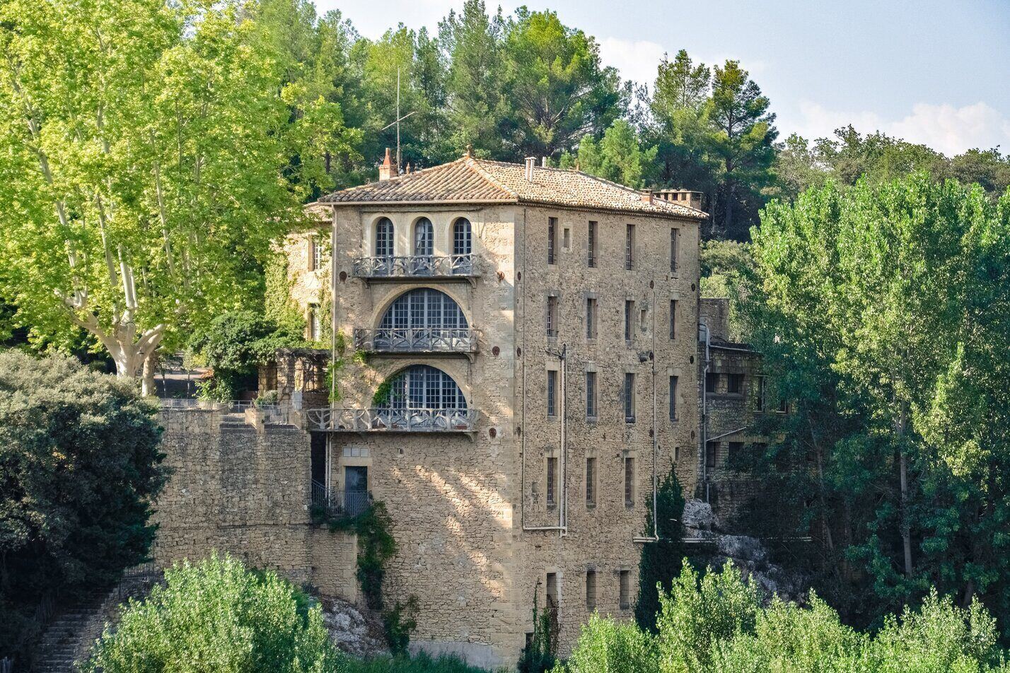 lâu đài đẹp nimes 