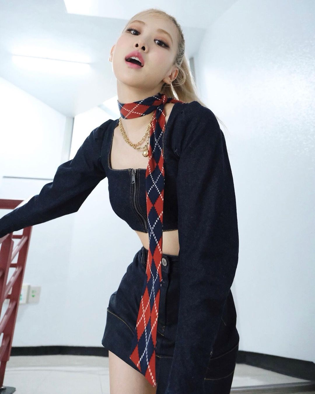 Mê lực nào khiến BLACKPINK Rosé là đóa hồng vàng của cả Saint Laurent và Tiffany & Co.? 165758792 355904452382363 1162457012750196641 n - Mê lực nào khiến BLACKPINK Rosé là đóa hồng vàng của cả Saint Laurent và Tiffany & Co.?