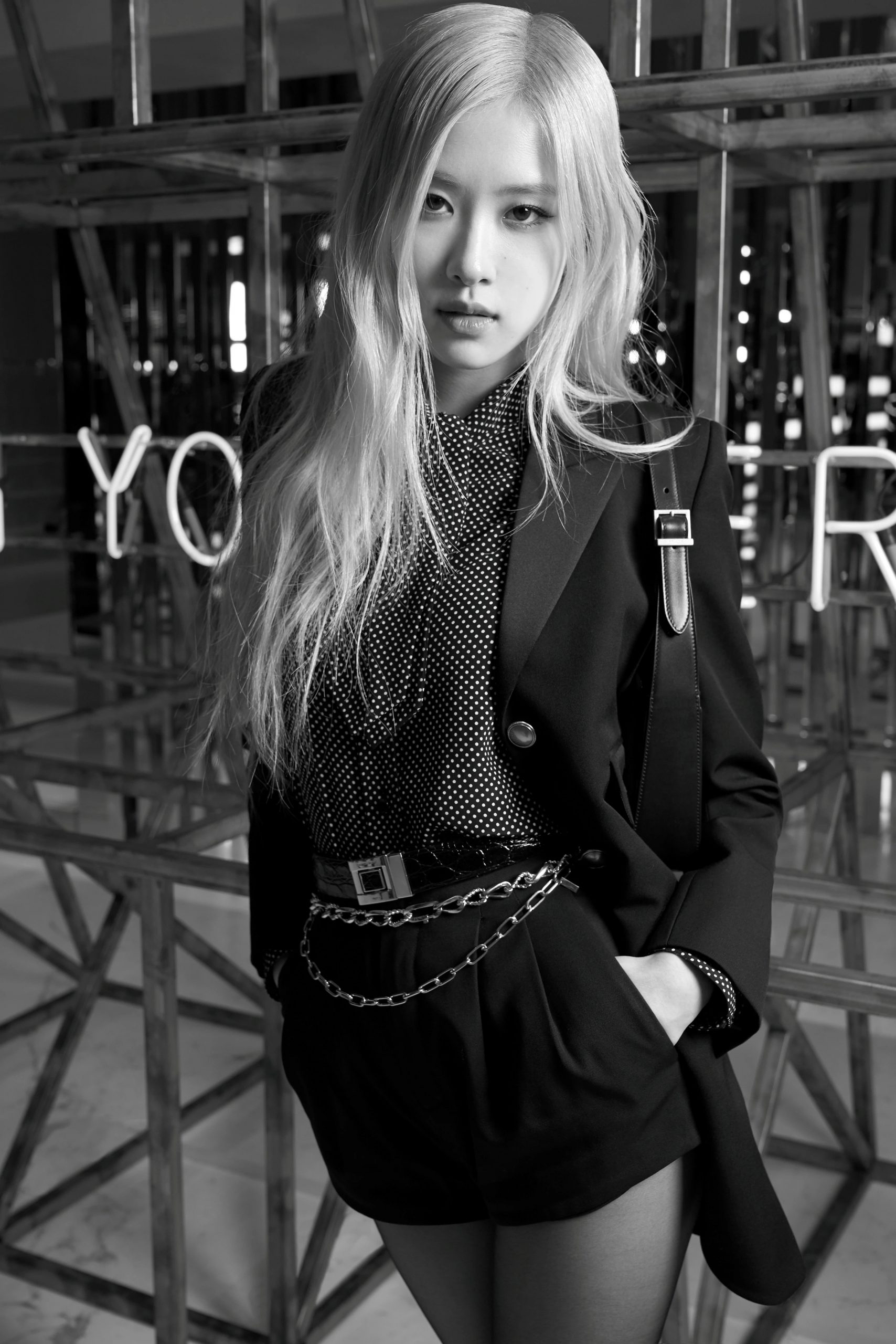 Mê lực nào khiến BLACKPINK Rosé là đóa hồng vàng của cả Saint Laurent và Tiffany & Co.? 210429 Blackpink s ROSE at the YSL flagship store scaled - Mê lực nào khiến BLACKPINK Rosé là đóa hồng vàng của cả Saint Laurent và Tiffany & Co.?