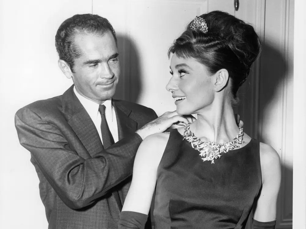 Audrey Hepburn đeo vòng Tiffany
