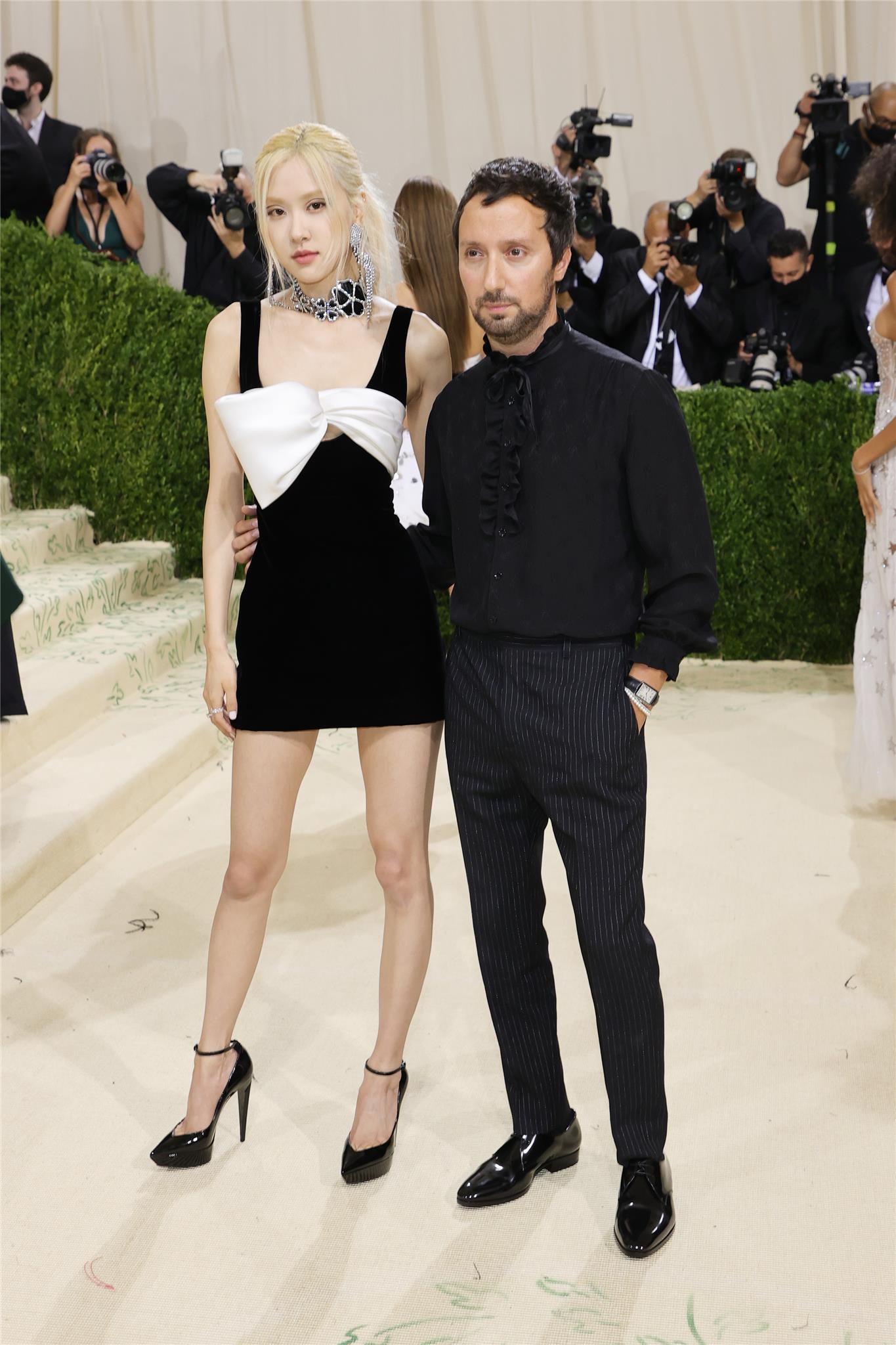 Mê lực nào khiến BLACKPINK Rosé là đóa hồng vàng của cả Saint Laurent và Tiffany & Co.? blackpink met gala 2021 - Mê lực nào khiến BLACKPINK Rosé là đóa hồng vàng của cả Saint Laurent và Tiffany & Co.?