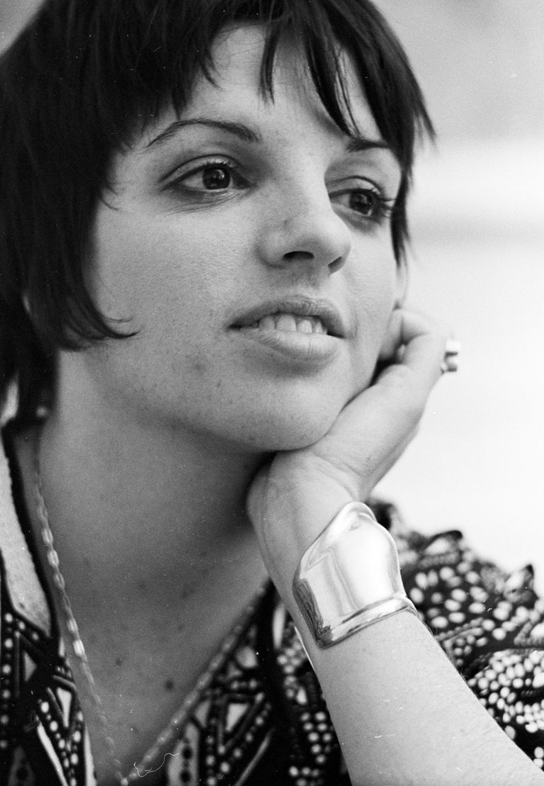 Mê lực nào khiến BLACKPINK Rosé là đóa hồng vàng của cả Saint Laurent và Tiffany & Co.? liza minnelli photographed in 1972 - Mê lực nào khiến BLACKPINK Rosé là đóa hồng vàng của cả Saint Laurent và Tiffany & Co.?