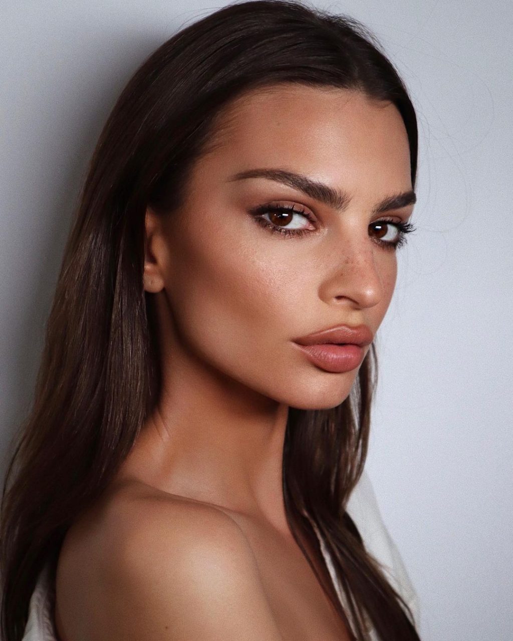 Kiểu tóc quen thuộc của Emily Ratajkowski