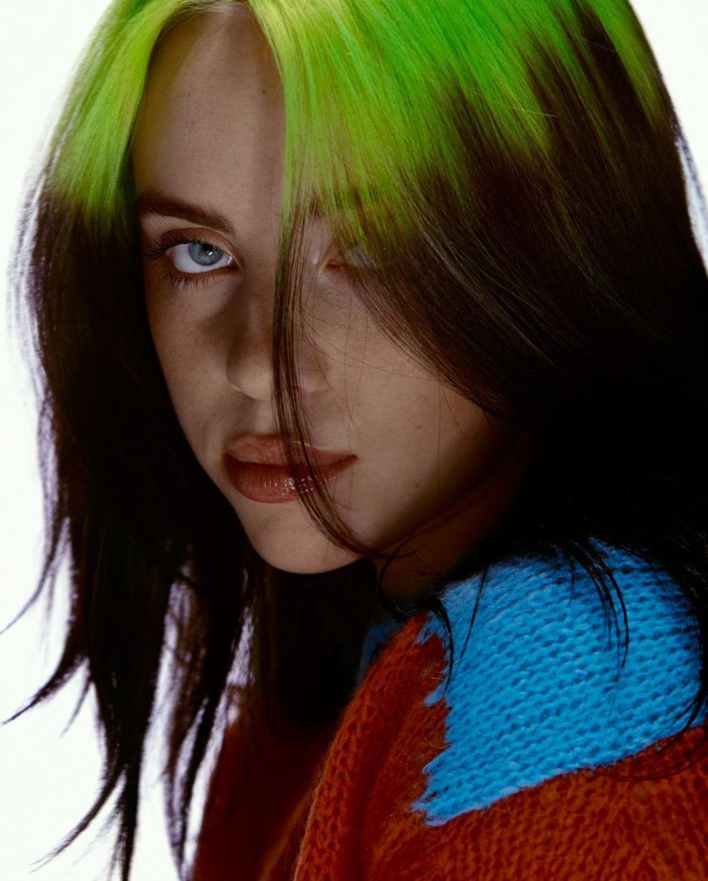 Billie Eilish trong màu tóc xanh lá thời thượng