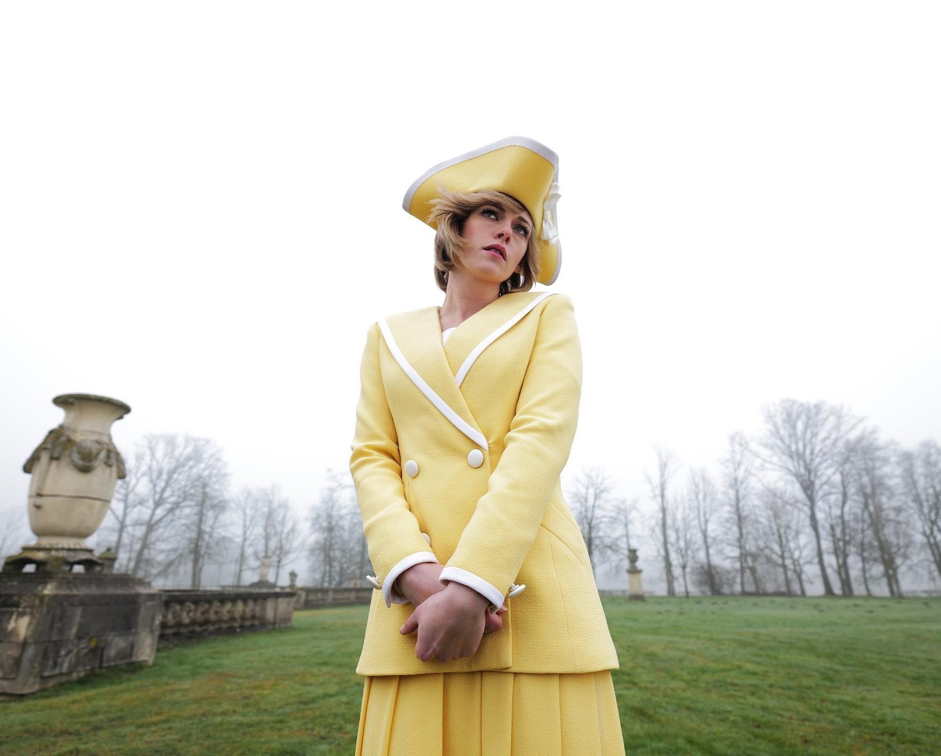 trang phục màu vàng của công nương Diana