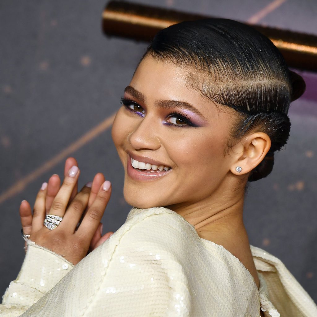 Zendaya áp dụng trang điểm với tông màu tím