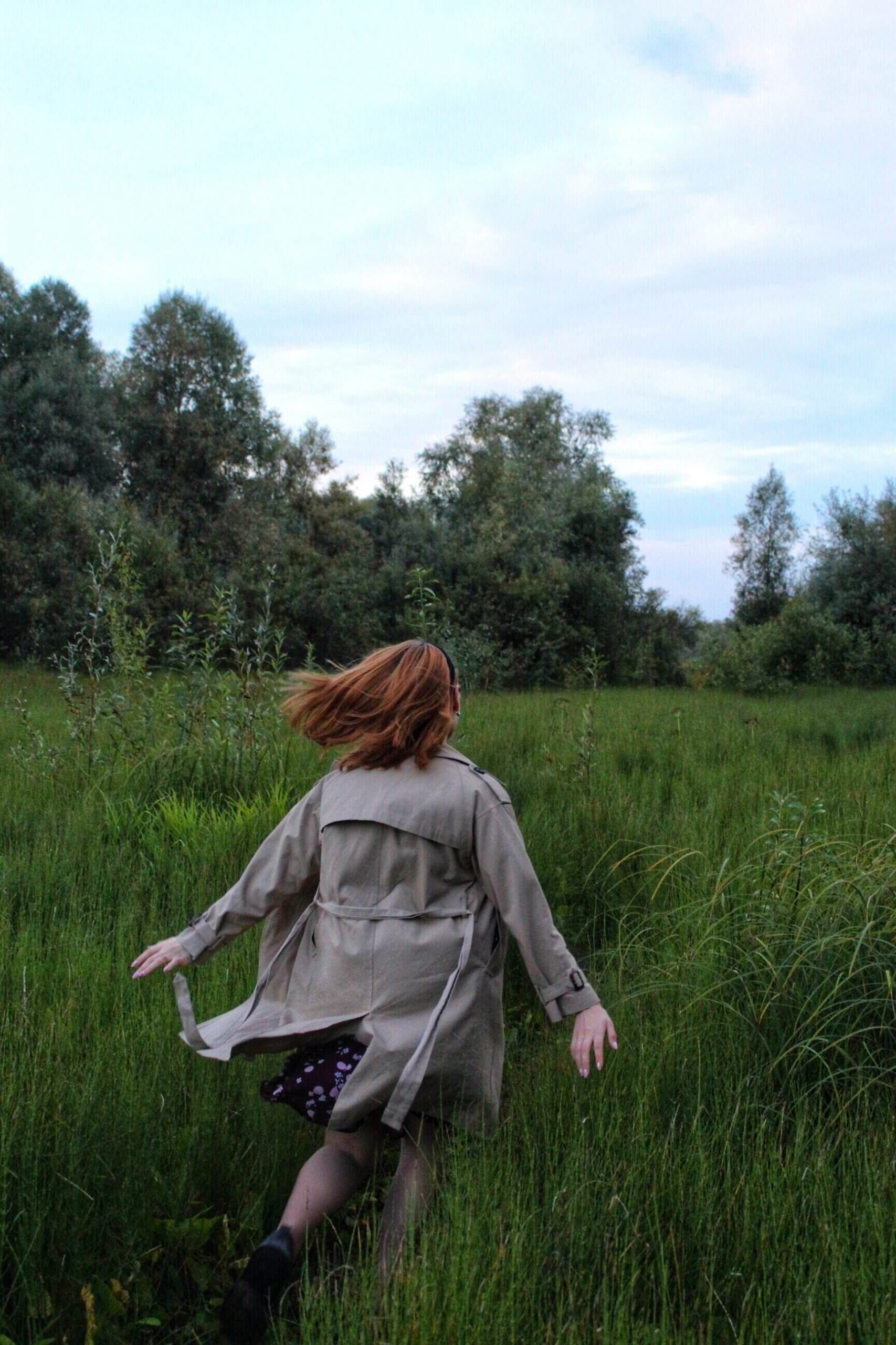 cô gái chạy trên đồng cỏ hạnh phúc 