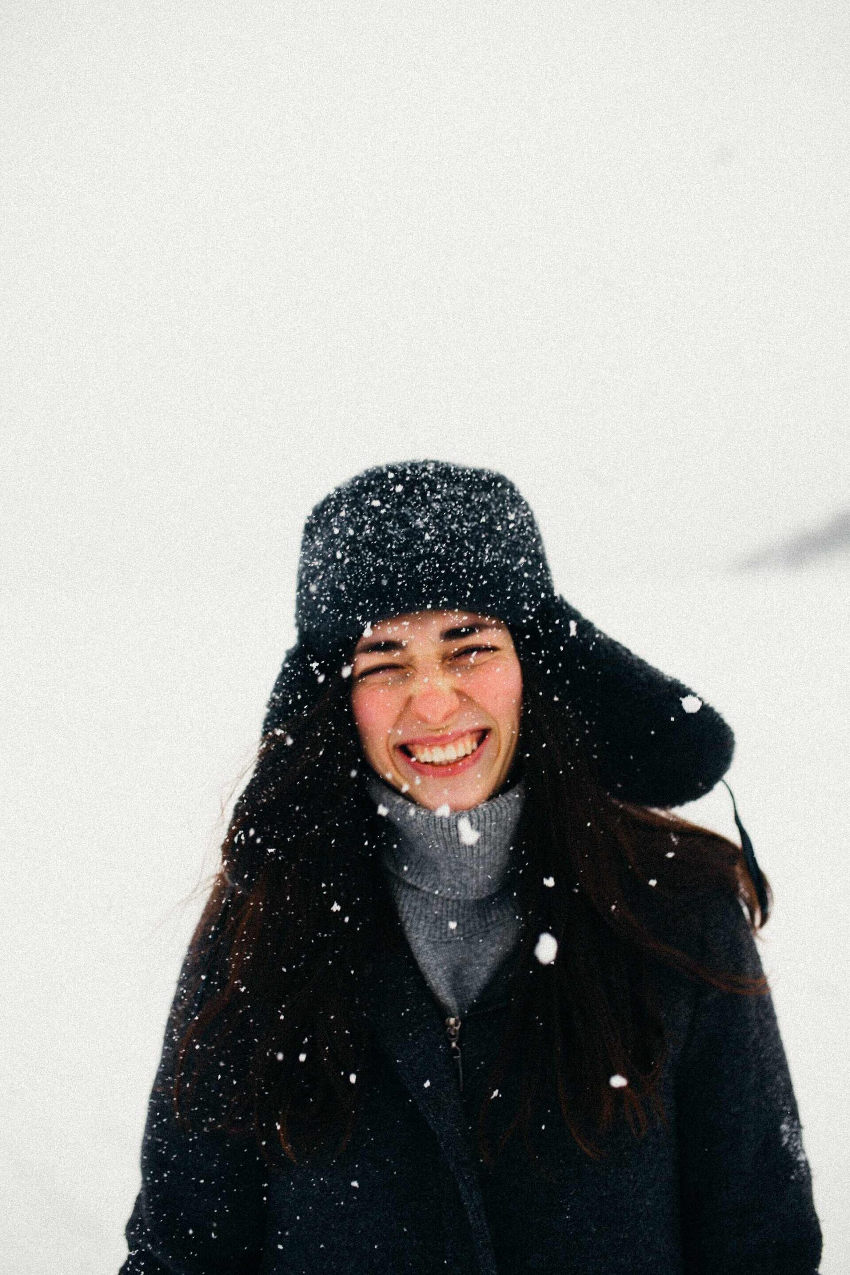 cô gái cười trong tuyết 