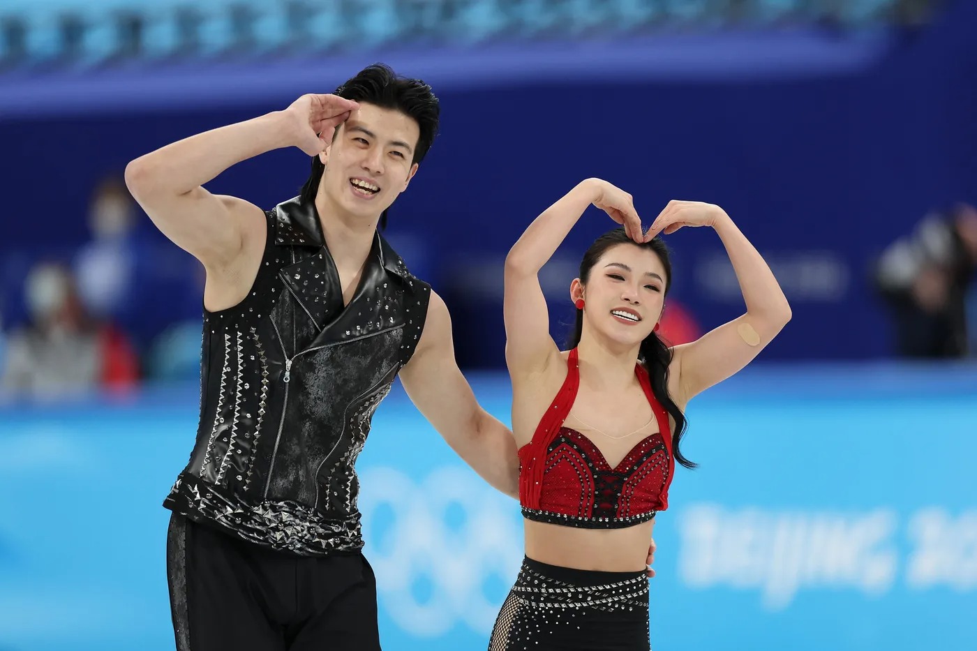 Shiyue Wang Xinyu Liu olympics 2022 - 6 trang phục đôi “nung chảy” sàn băng nghệ thuật tại Olympic 2022