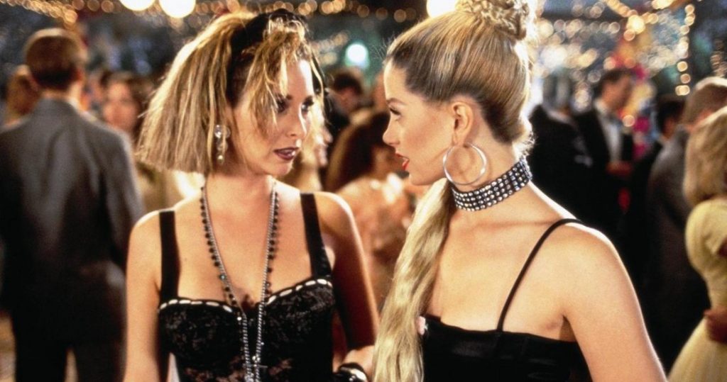 Romy and Michele's High School Reunion - bộ phim giải trí nhẹ nhàng với phong cách làm đẹp đặc trưng của thập niên 90