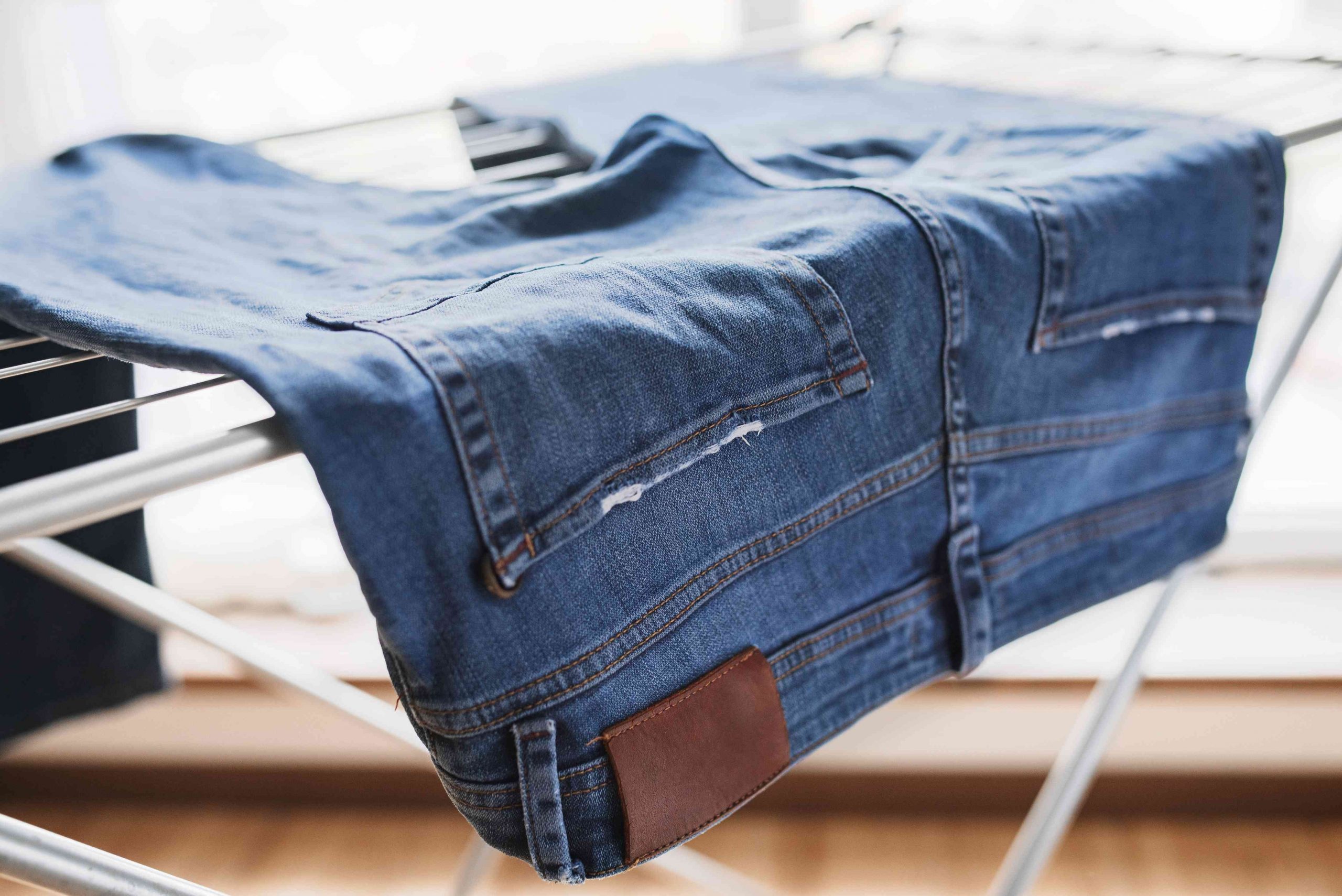 keo jeans gian ra credit The Spruce 1 scaled - 6 cách đơn giản giúp bạn tự chỉnh quần jeans chuẩn dáng và vừa vặn