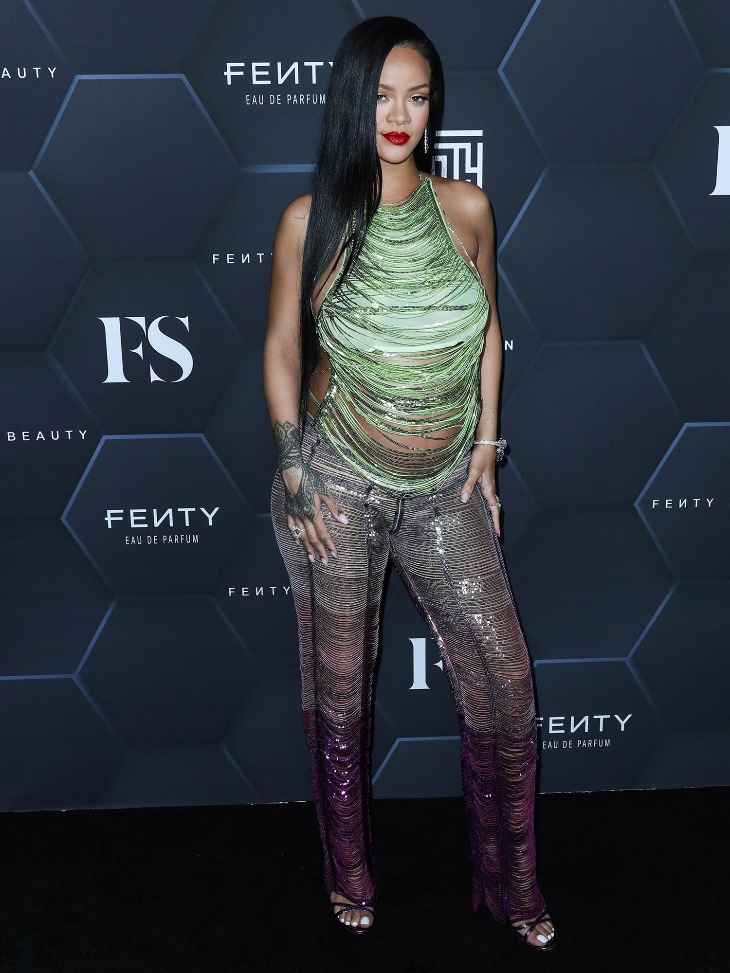 Rihanna fenty thoi trang backgrid - #ELLEStyleID: Trò chơi cảm giác mạnh cùng thời trang của mẹ bầu Rihanna