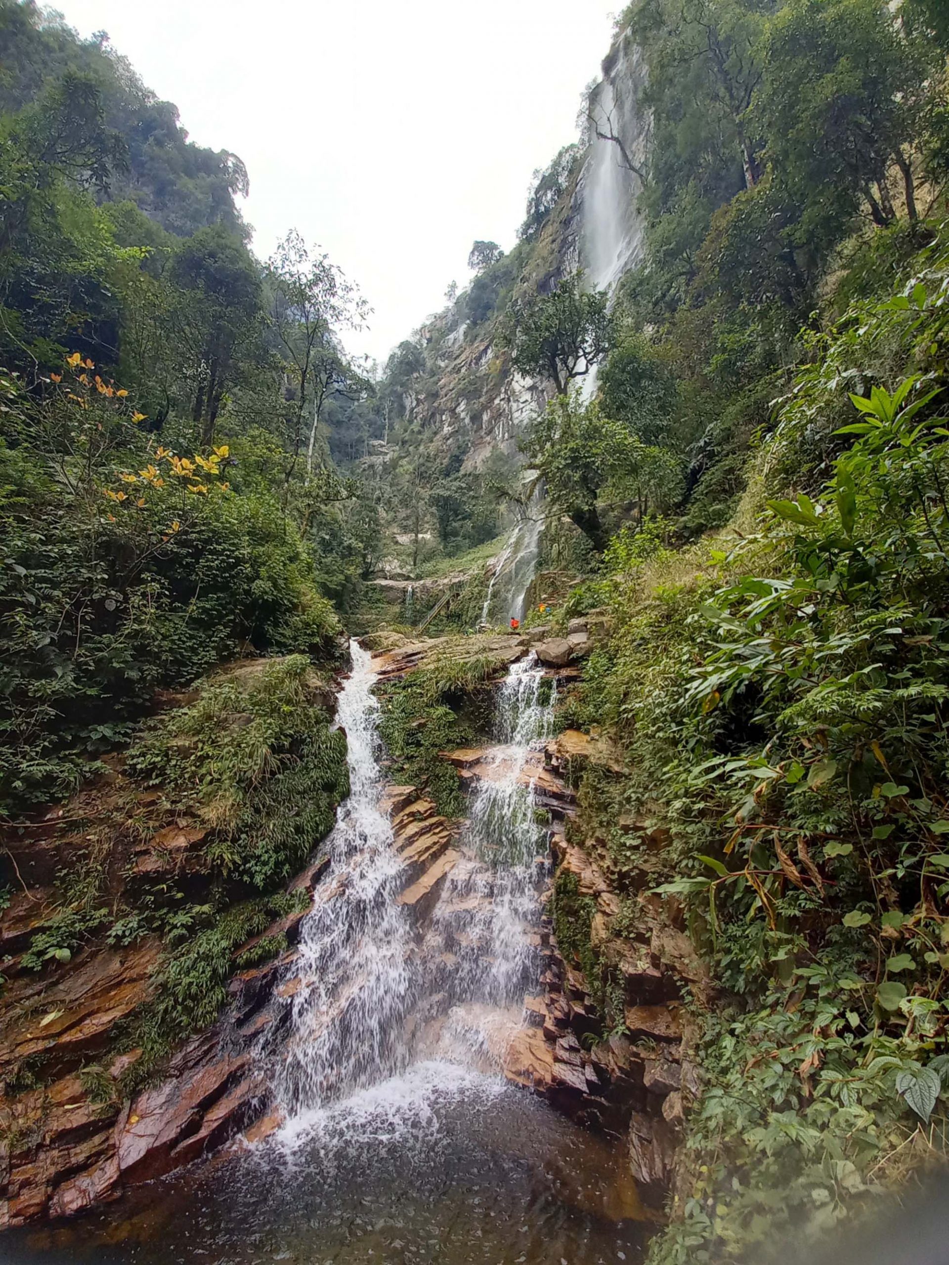 đỉnh núi vách đá thác Ong Chúa