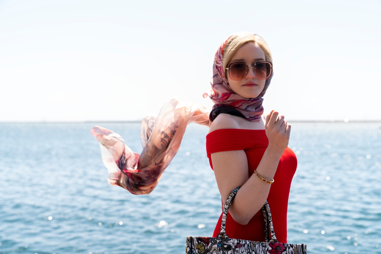 Thời trang phim Inventing Anna: 6 bài học phong cách của giới thượng lưu từ Anna Delvey inventing anna fashion costumes 6 - Thời trang phim Inventing Anna: 6 bài học phong cách của giới thượng lưu từ Anna Delvey