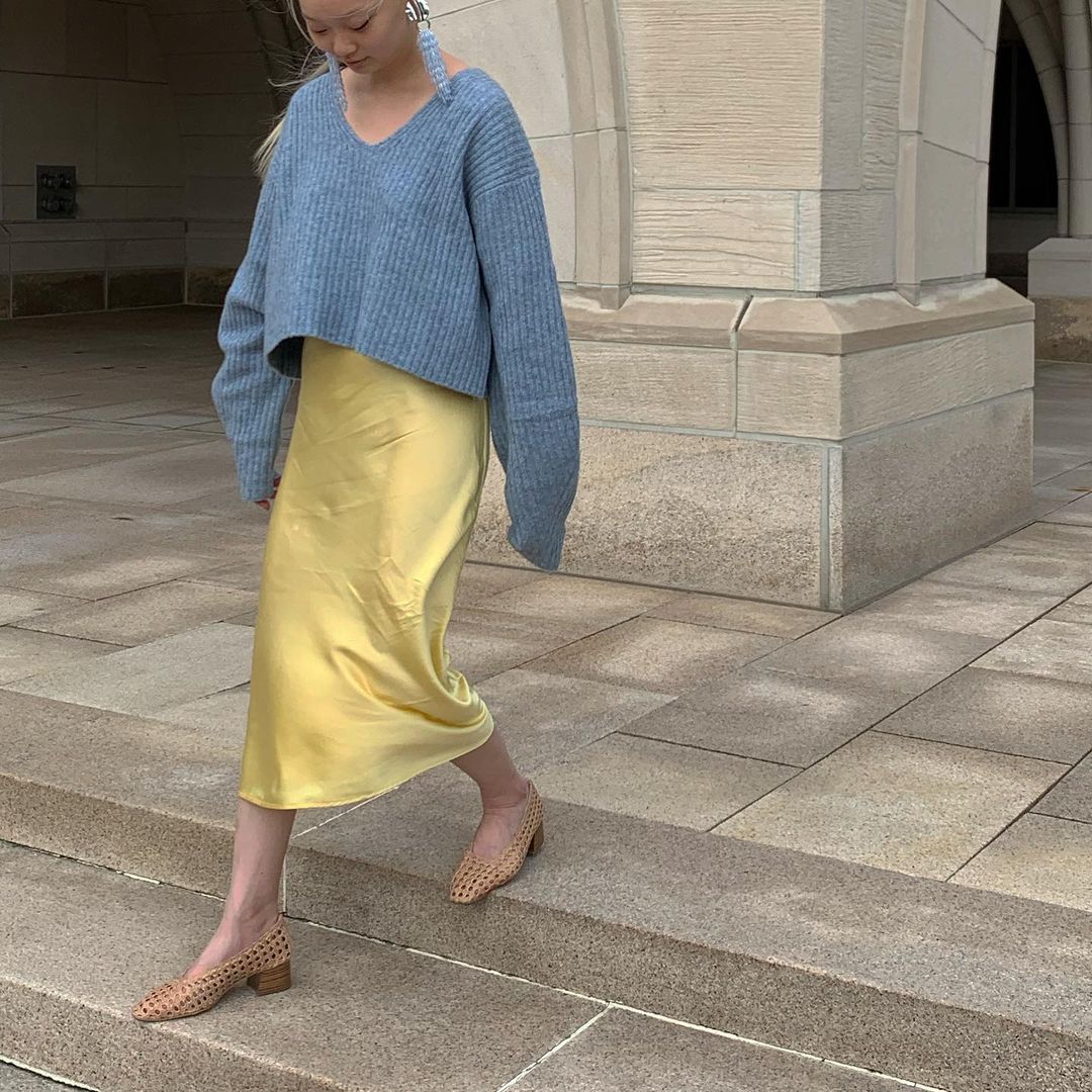 chân váy lụa phối sweater xanh