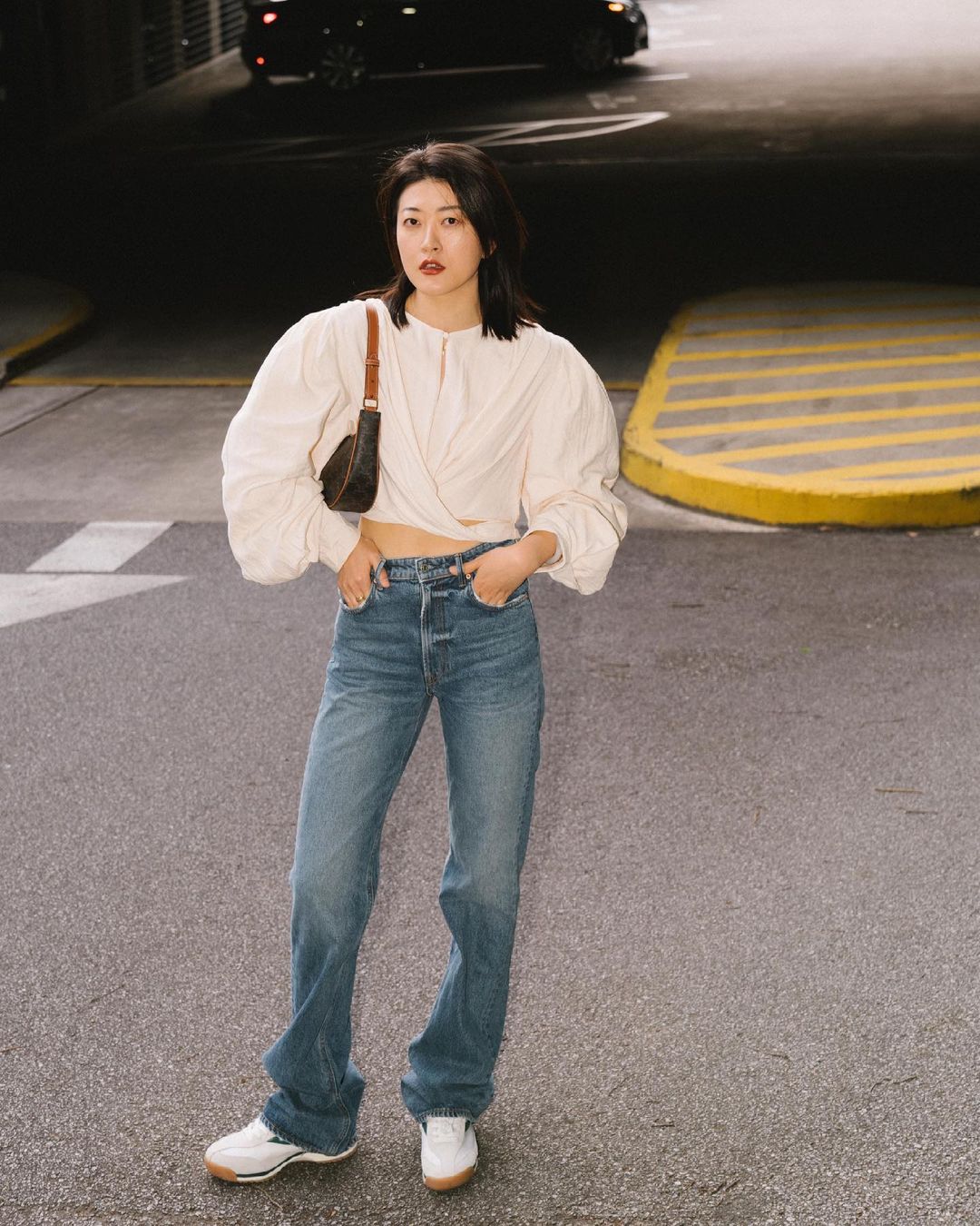 thời trang công sở áo crop top somi phối quần jeans ống suông