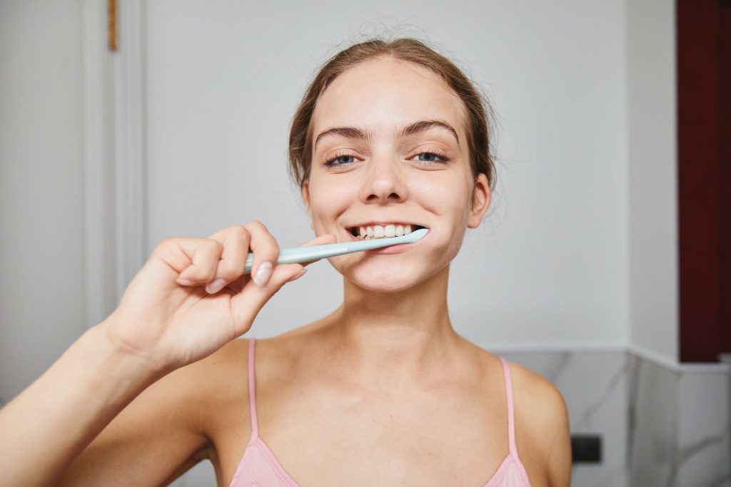 Đầu tư bàn chải đánh răng điện để chăm sóc và bảo vệ răng miệng toàn diện.