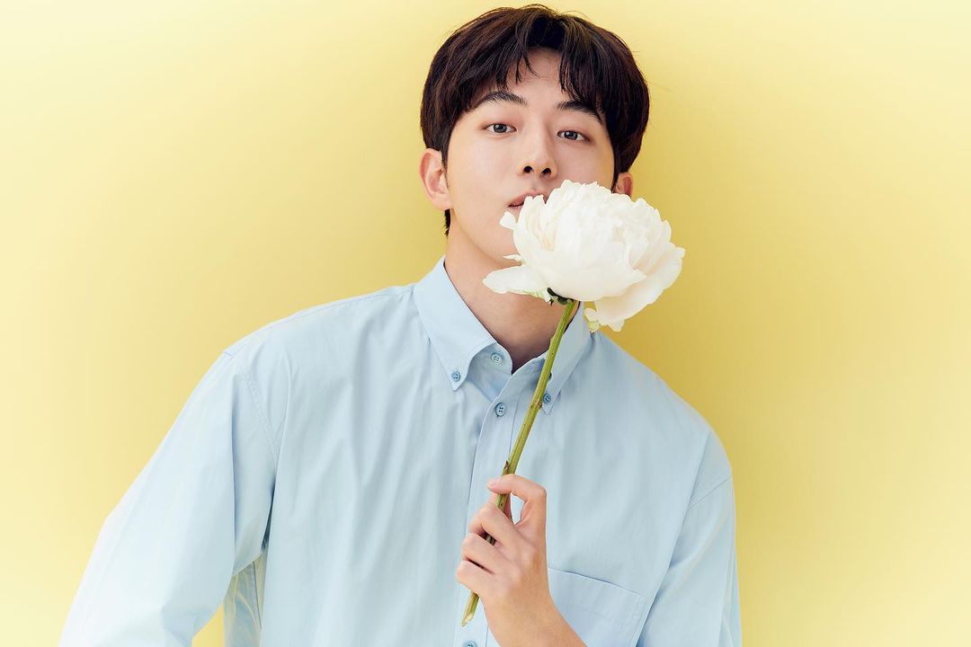 nam joo hyuk cầm bông