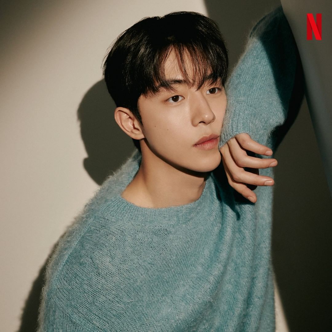 nam joo hyuk dựa tường