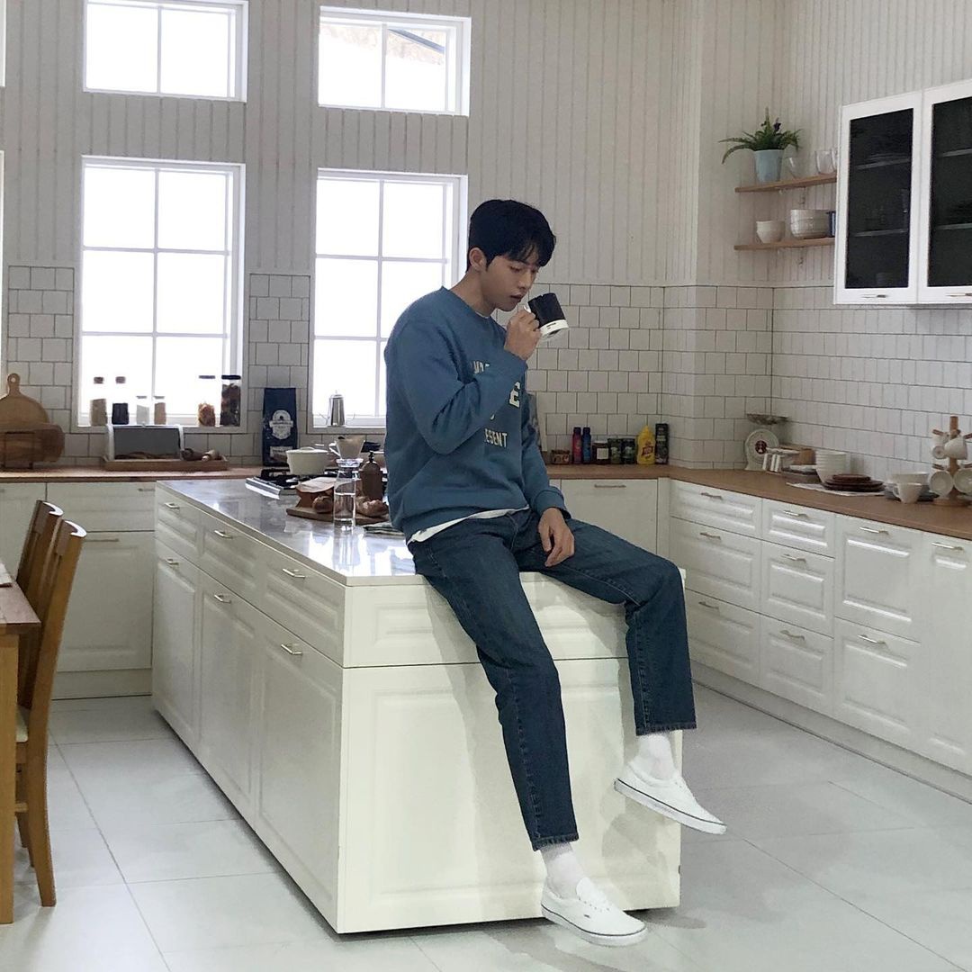 nam joo hyuk ngồi trên kệ bếp