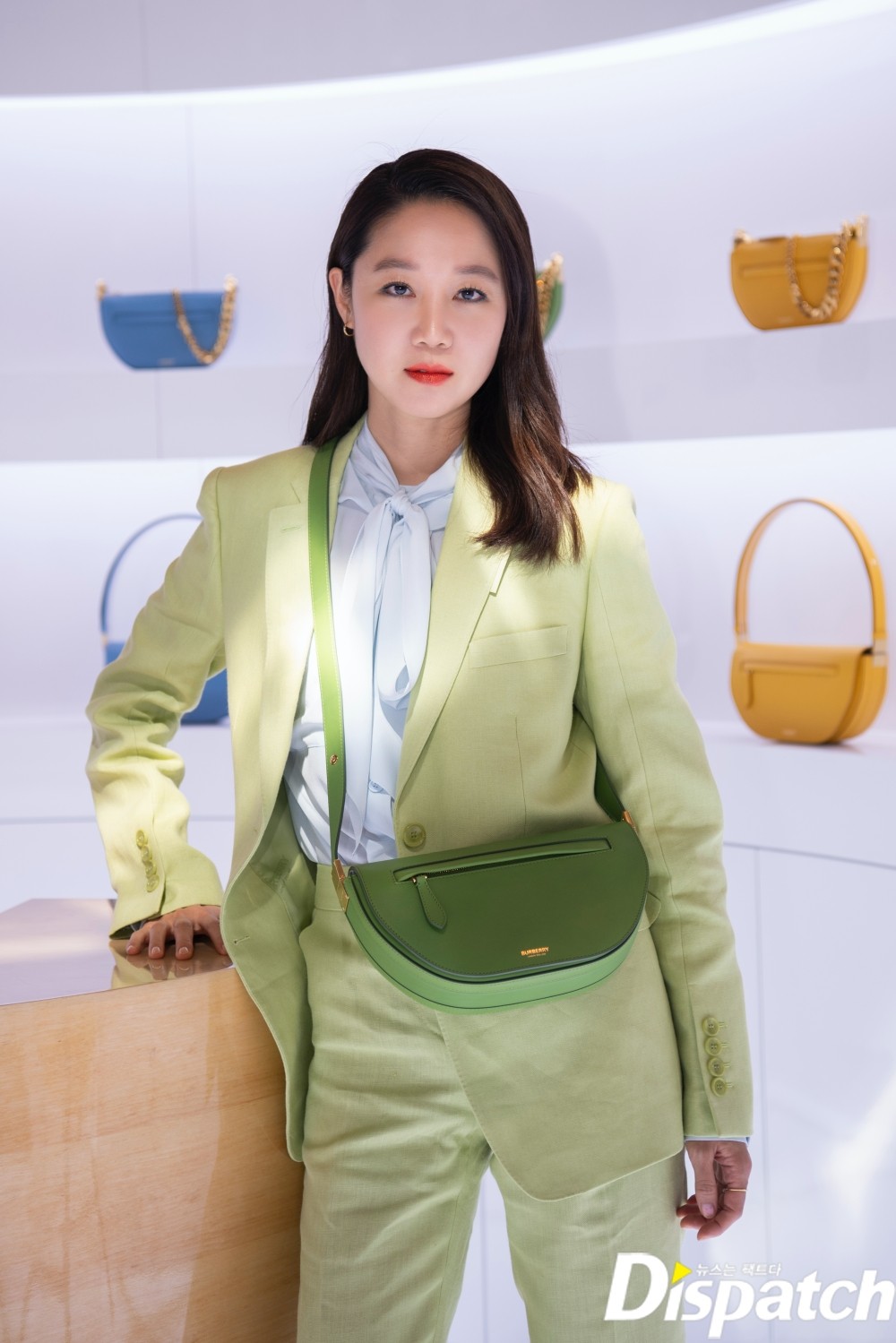 Phong cách tuổi 40 của 5 diễn viên Hàn Quốc chứng minh “gừng càng già càng cay” burberry - Phong cách tuổi 40 của 5 diễn viên Hàn Quốc chứng minh “gừng càng già càng cay”