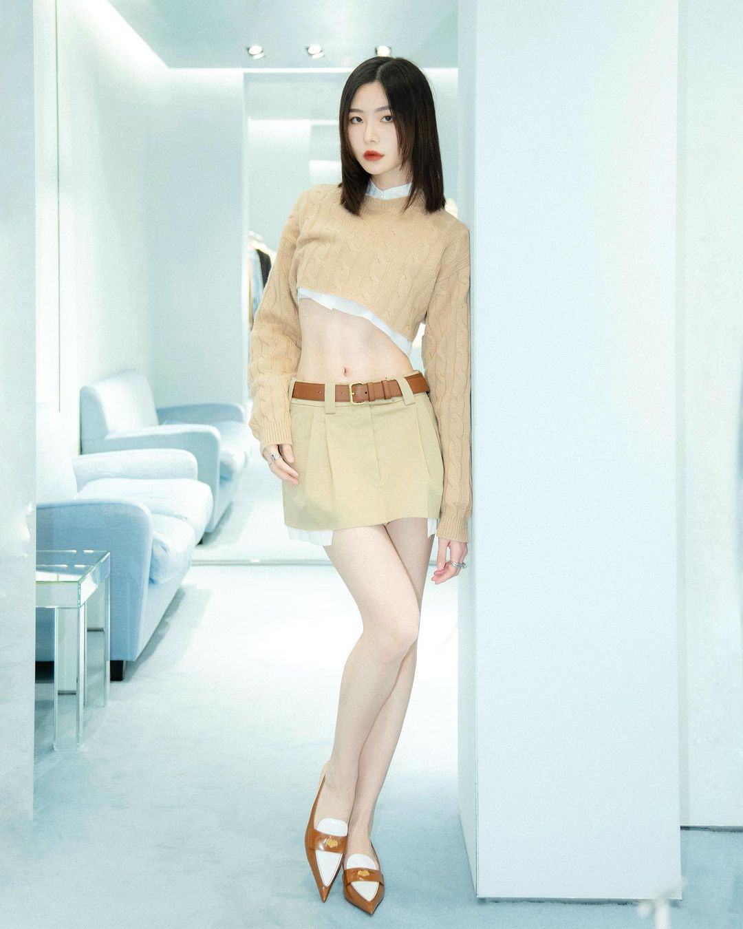 miu miu mini skirt 2 - Thử thách của Miu Miu: Chiếc chân váy siêu ngắn “nức tiếng” mạng xã hội