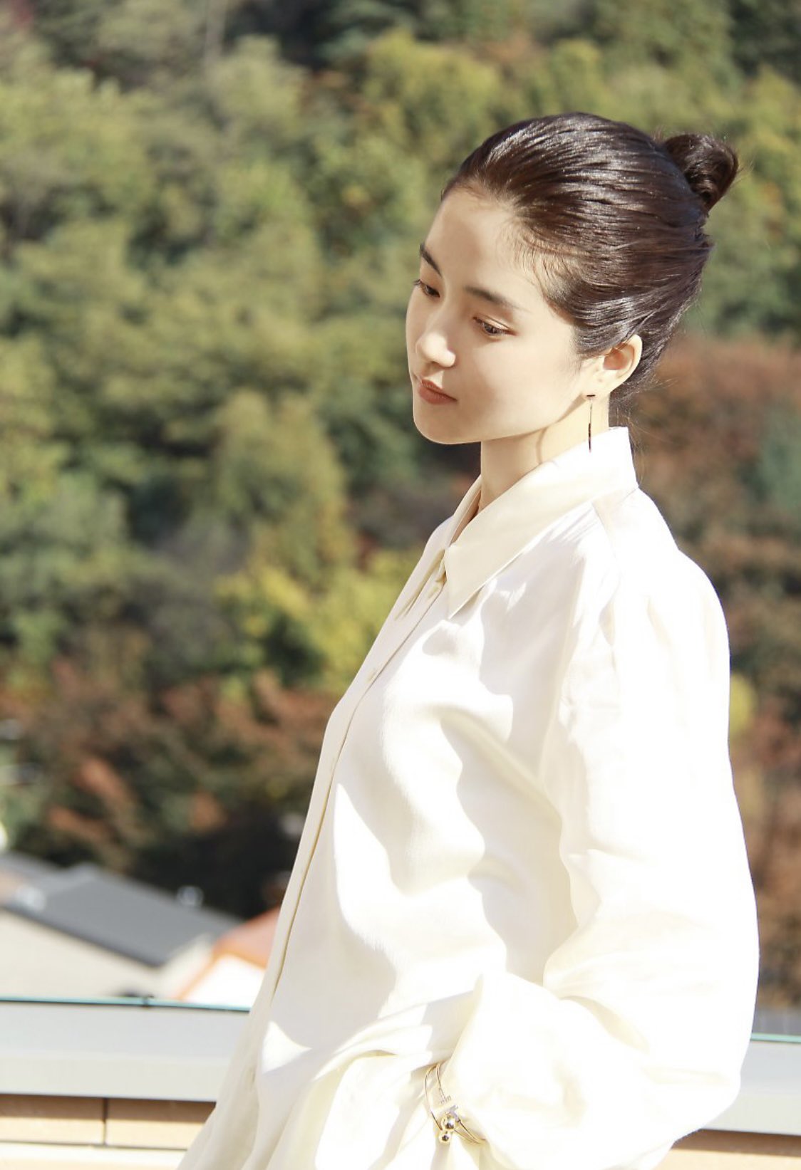 kim tae ri mặc áo trắng búi tóc