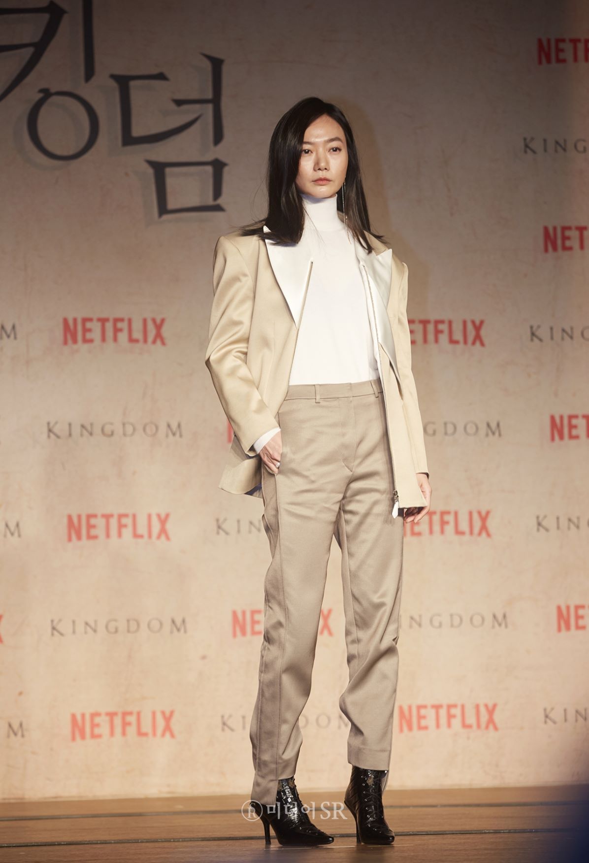 Phong cách tuổi 40 của 5 diễn viên Hàn Quốc chứng minh “gừng càng già càng cay” bae doona kingdom credit dailyimpact - Phong cách tuổi 40 của 5 diễn viên Hàn Quốc chứng minh “gừng càng già càng cay”