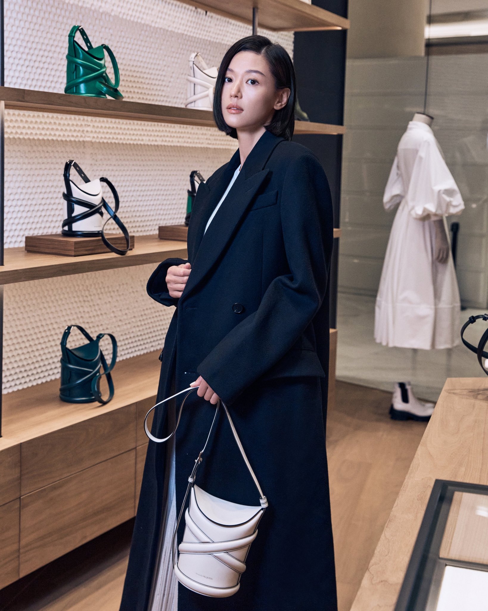 Jun Ji Hyun ghé thăm cửa hàng của Alexander McQueen
