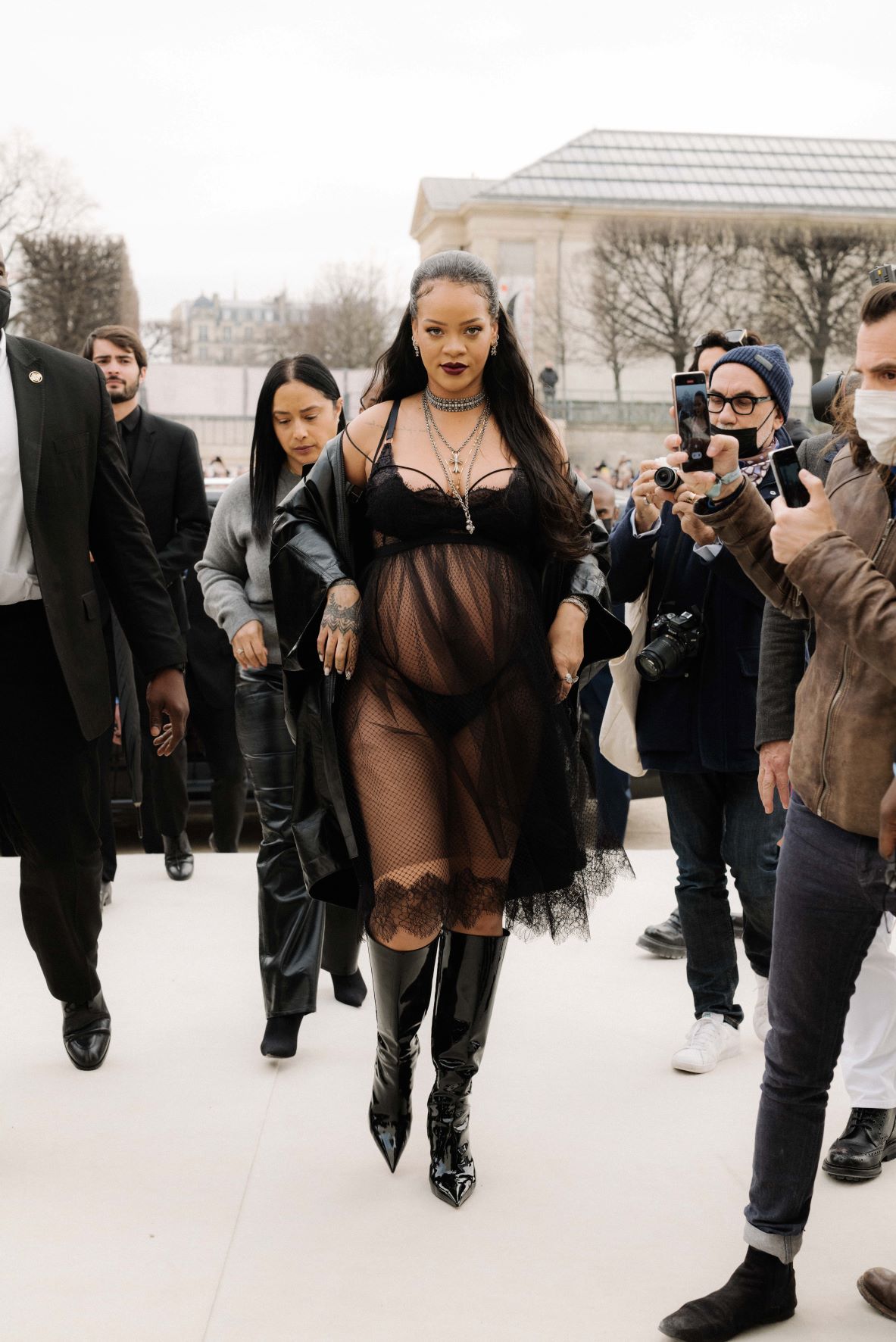 Rihanna tham dự show diễn Dior RTW Thu Đông 2022