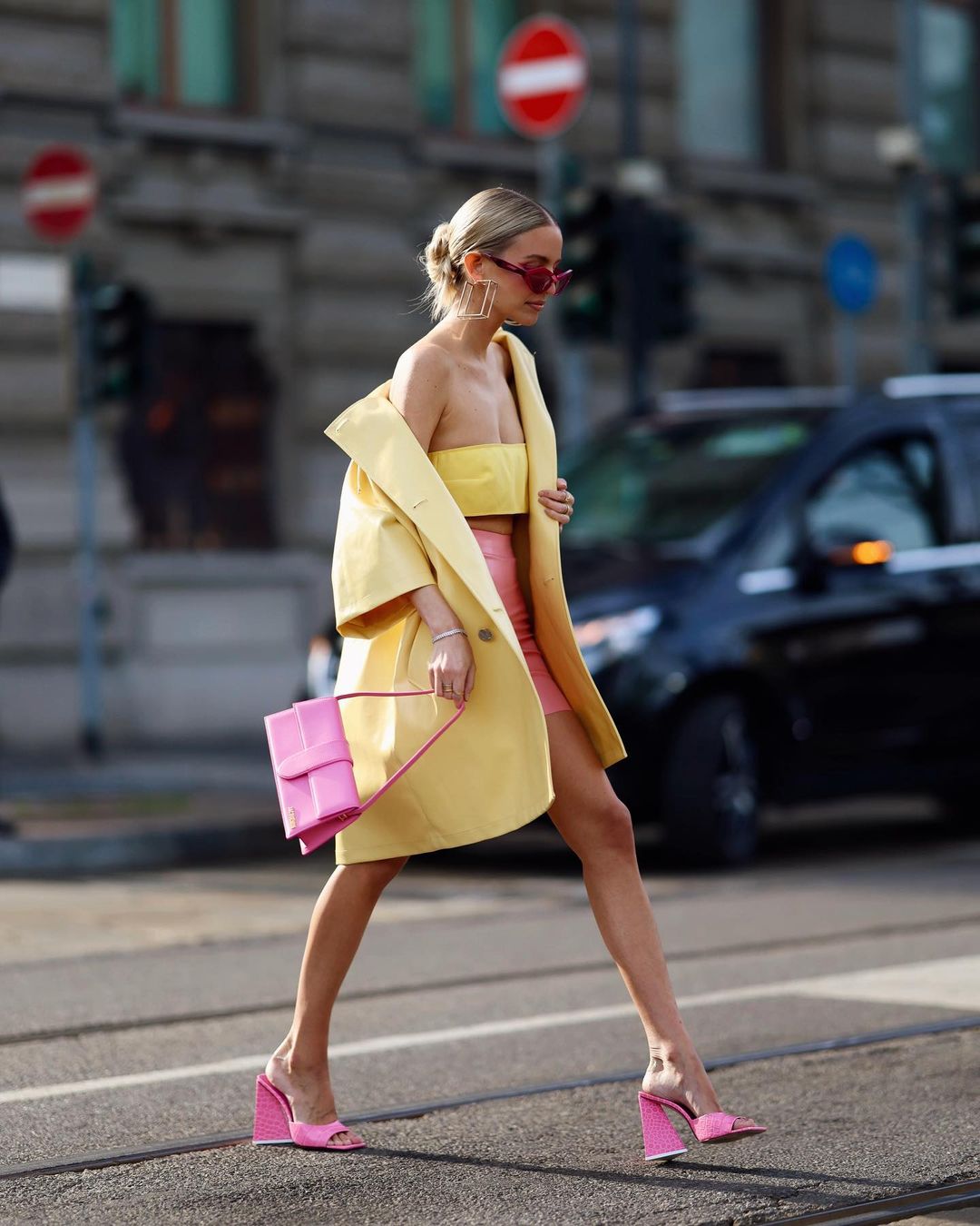 thời trang xuống phố với màu vàng và hồng