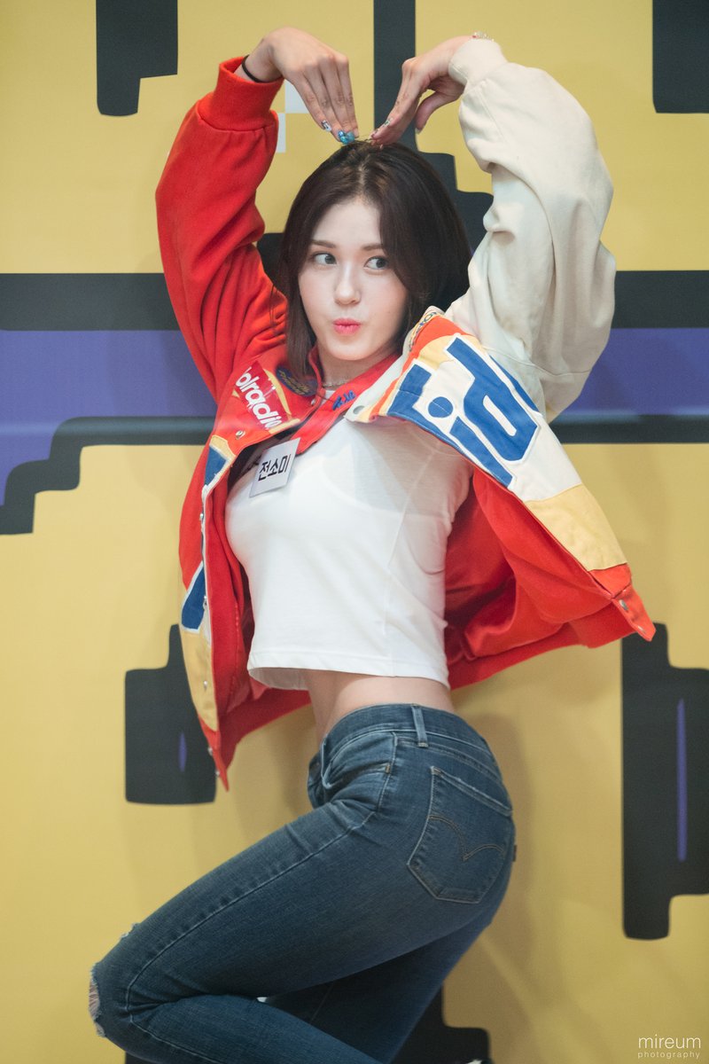 somi fashion style 2 - #ELLEStyleID: 3 dấu mốc trong hành trình “dậy thì” phong cách đầy cá tính của Jeon Somi