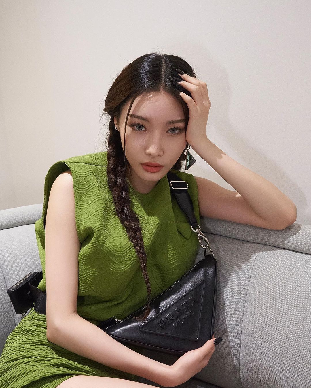 chungha đeo túi prada triangle bag 