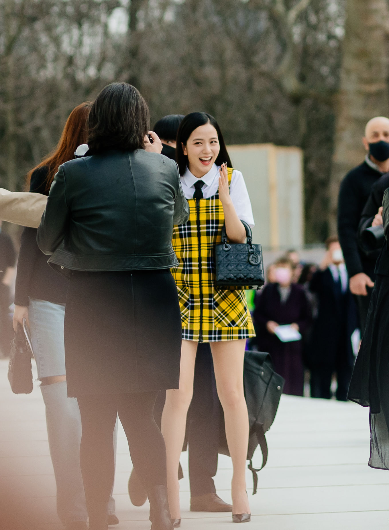 Jisoo đeo túi Lady Dior màu đen tại PFW 2022
