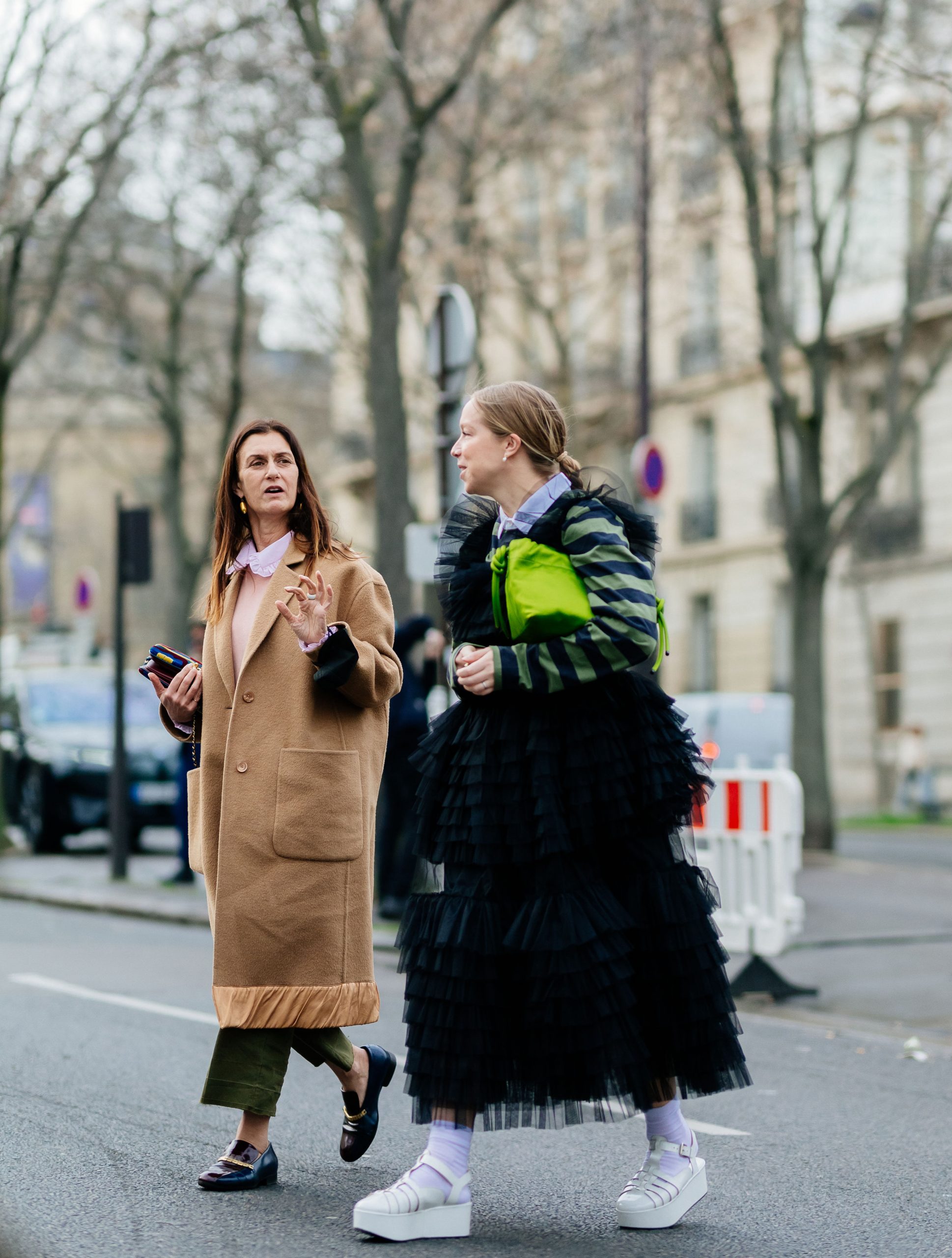 Loewe Flamenco clutch màu xanh lá tại PFW 2022