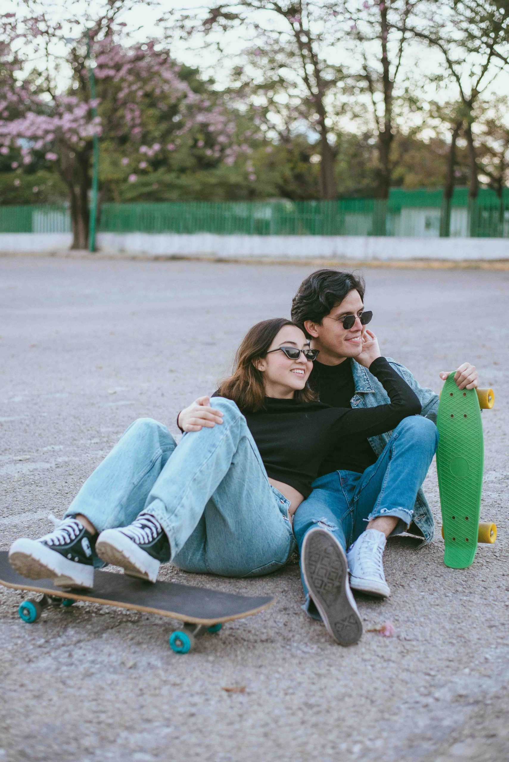 tình yêu cặp đôi ngồi ván trượt