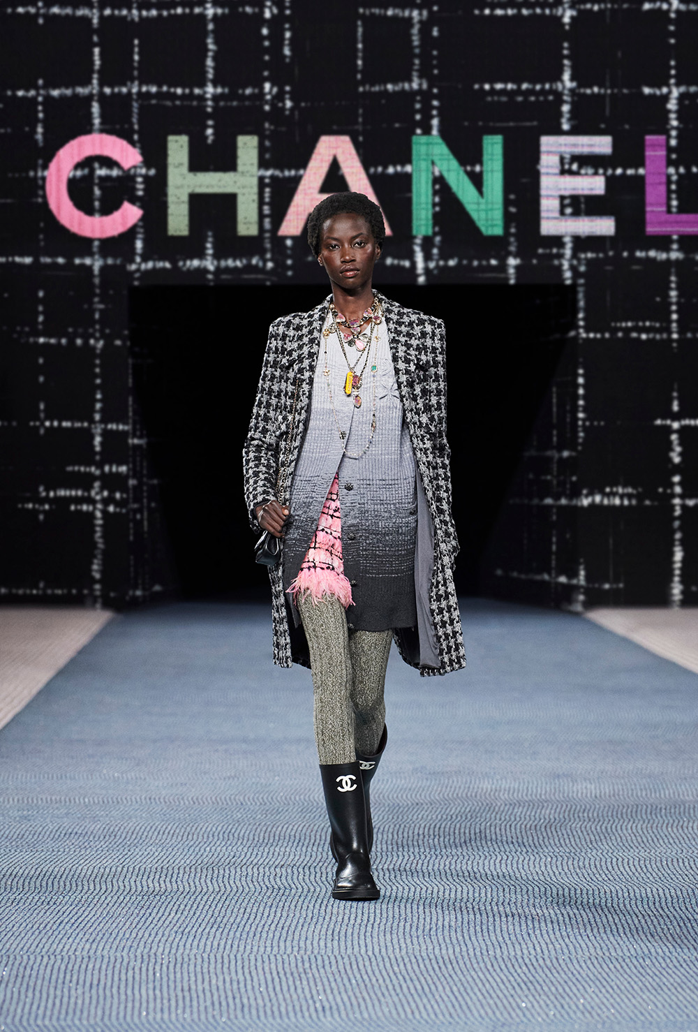 Kiểu tóc Afro được trình diện tại sàn diễn Chanel hứa hẹn sẽ khuấy động xu hướng làng tóc. 