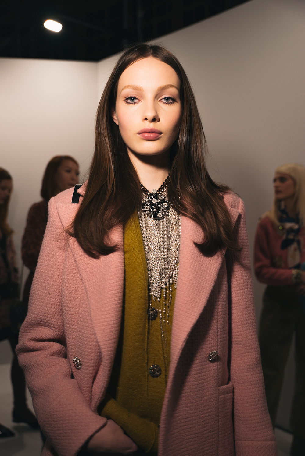 Kiểu tóc bồng bềnh đầy ấn tượng tại Chanel Fall-Winter 2022 Ready-to-Wear.